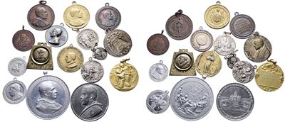 Vaticano - Italia. Lotto di 16 Medaglie, Si Segnala una in Argento, XX Secolo. Dimensioni e Metal...