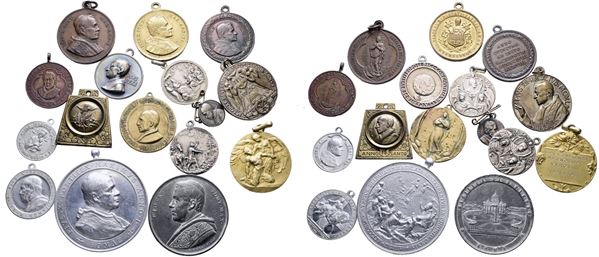 VATICANO - ITALIA. Lotto di 16 medaglie, si segnala una in argento, XX secolo. Dimensioni e metalli vari.