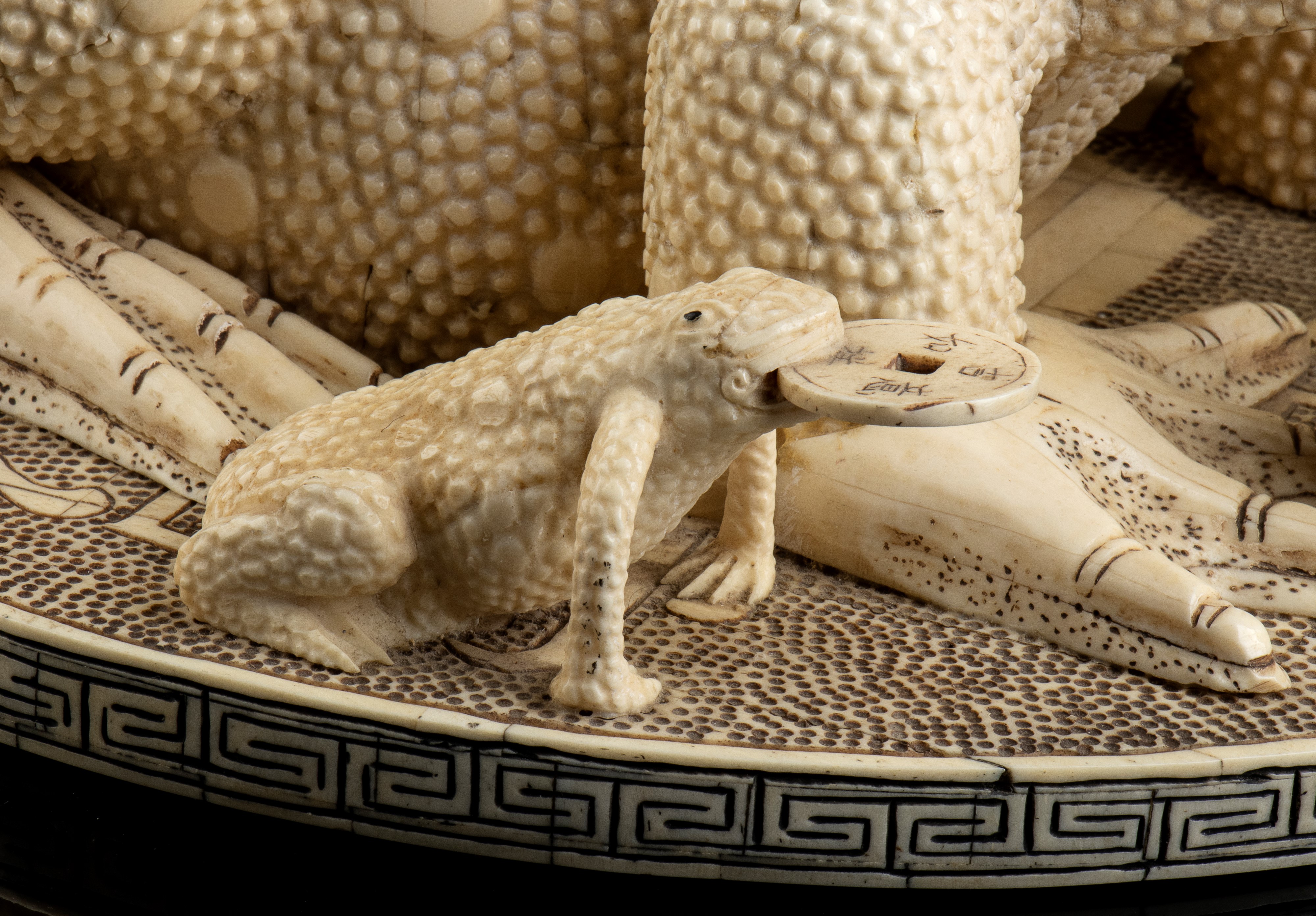 COMPOSIZIONE CON ROSPI E MONETE IN OSSO