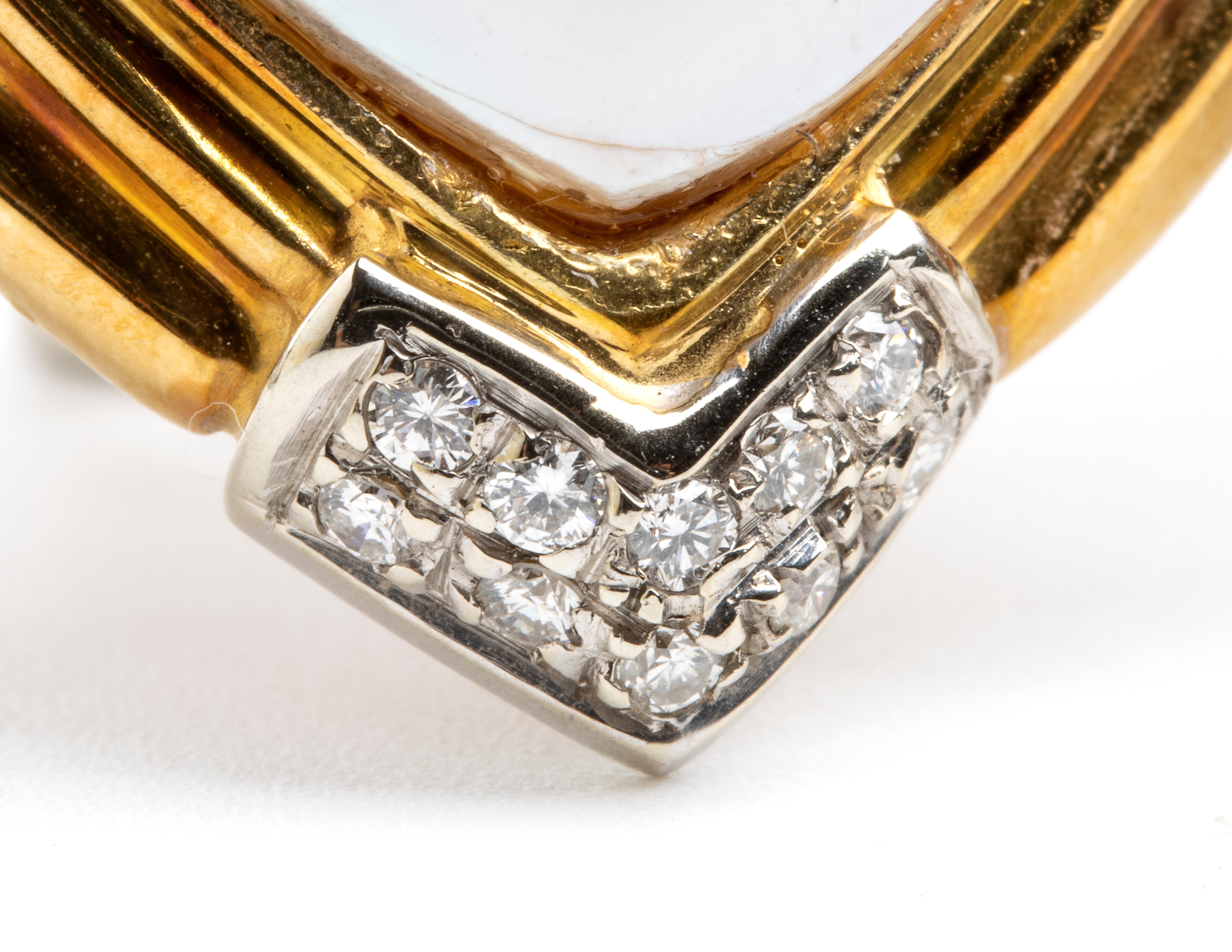 Paio di orecchini in oro, perle mabè e diamanti