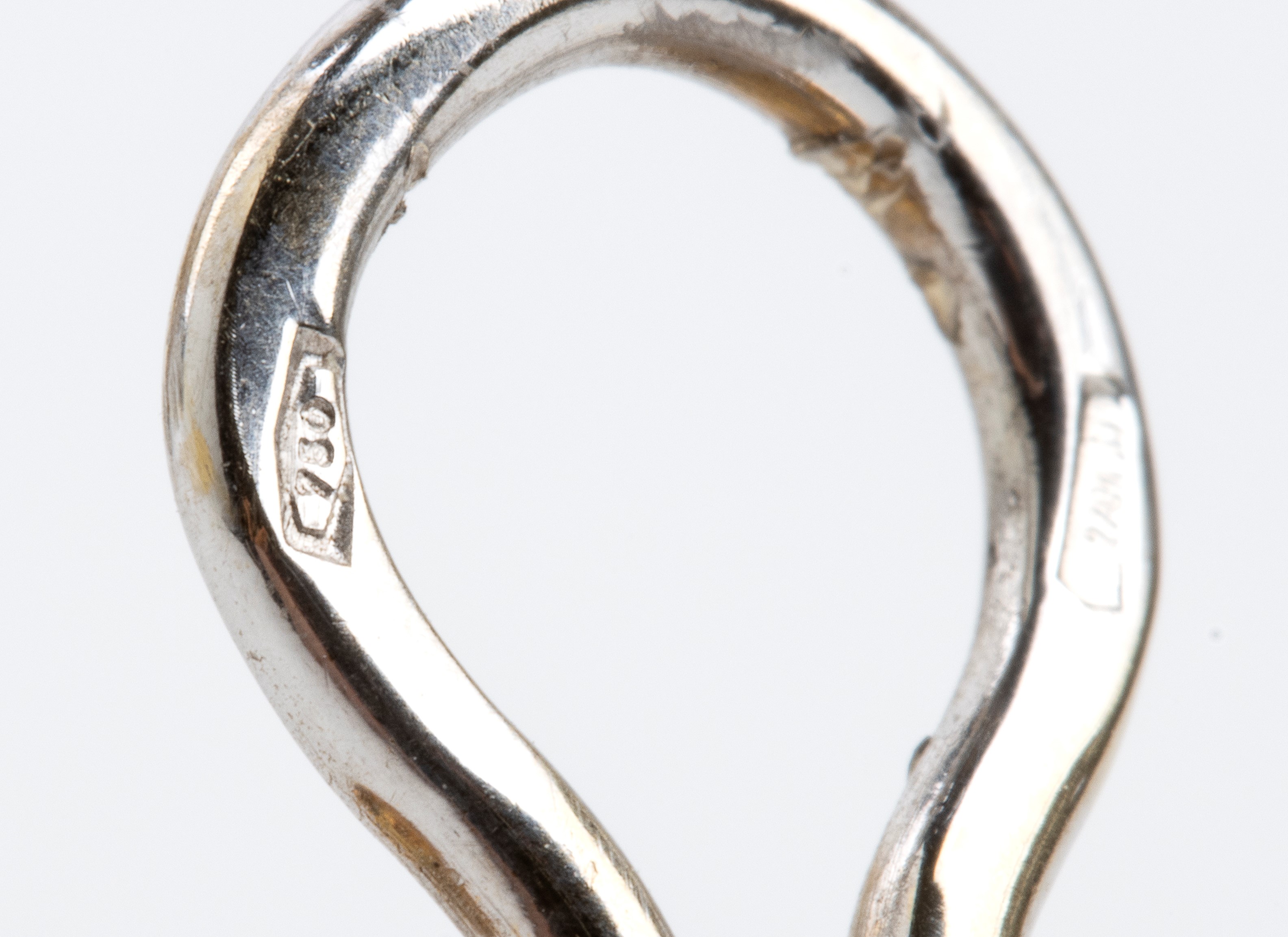 Paio di orecchini in oro, perle mabè e diamanti