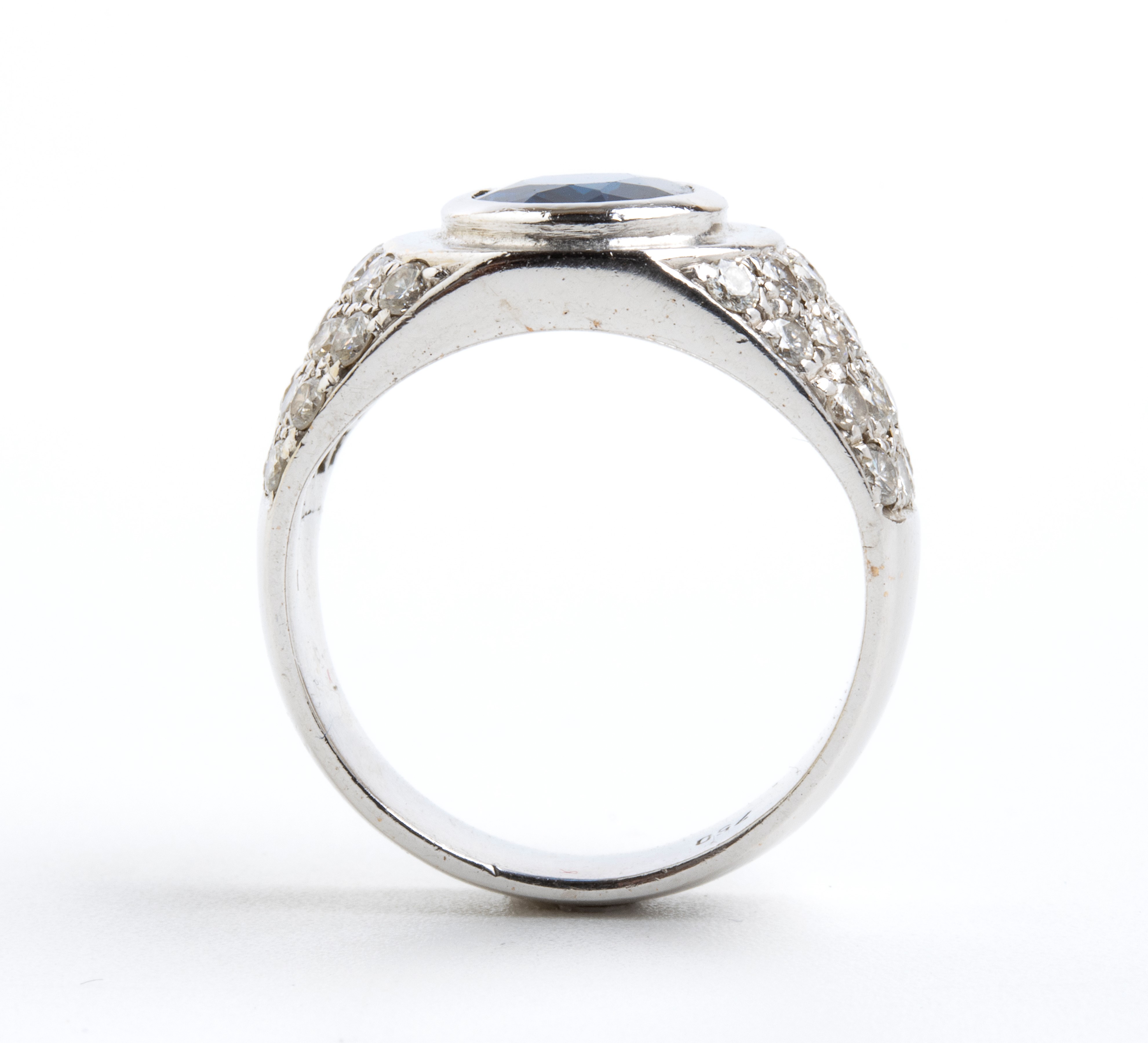 Anello in oro con zaffiro e diamanti