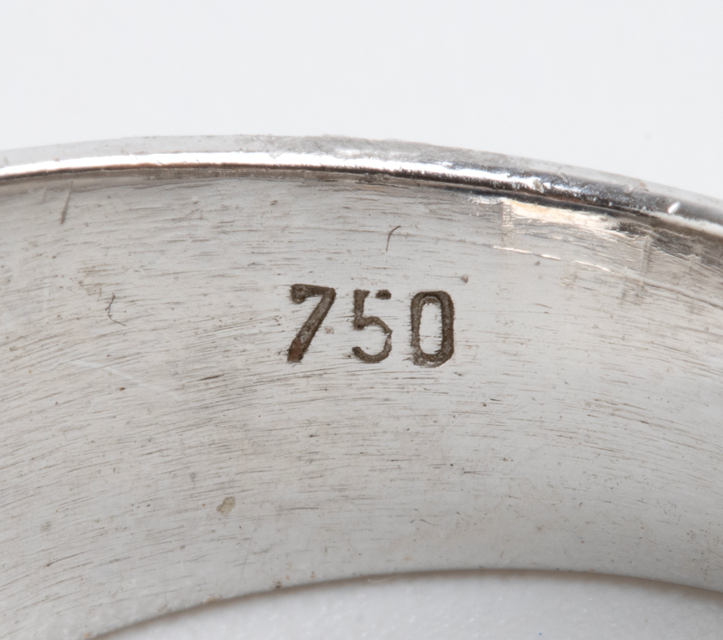 Anello in oro con zaffiro e diamanti