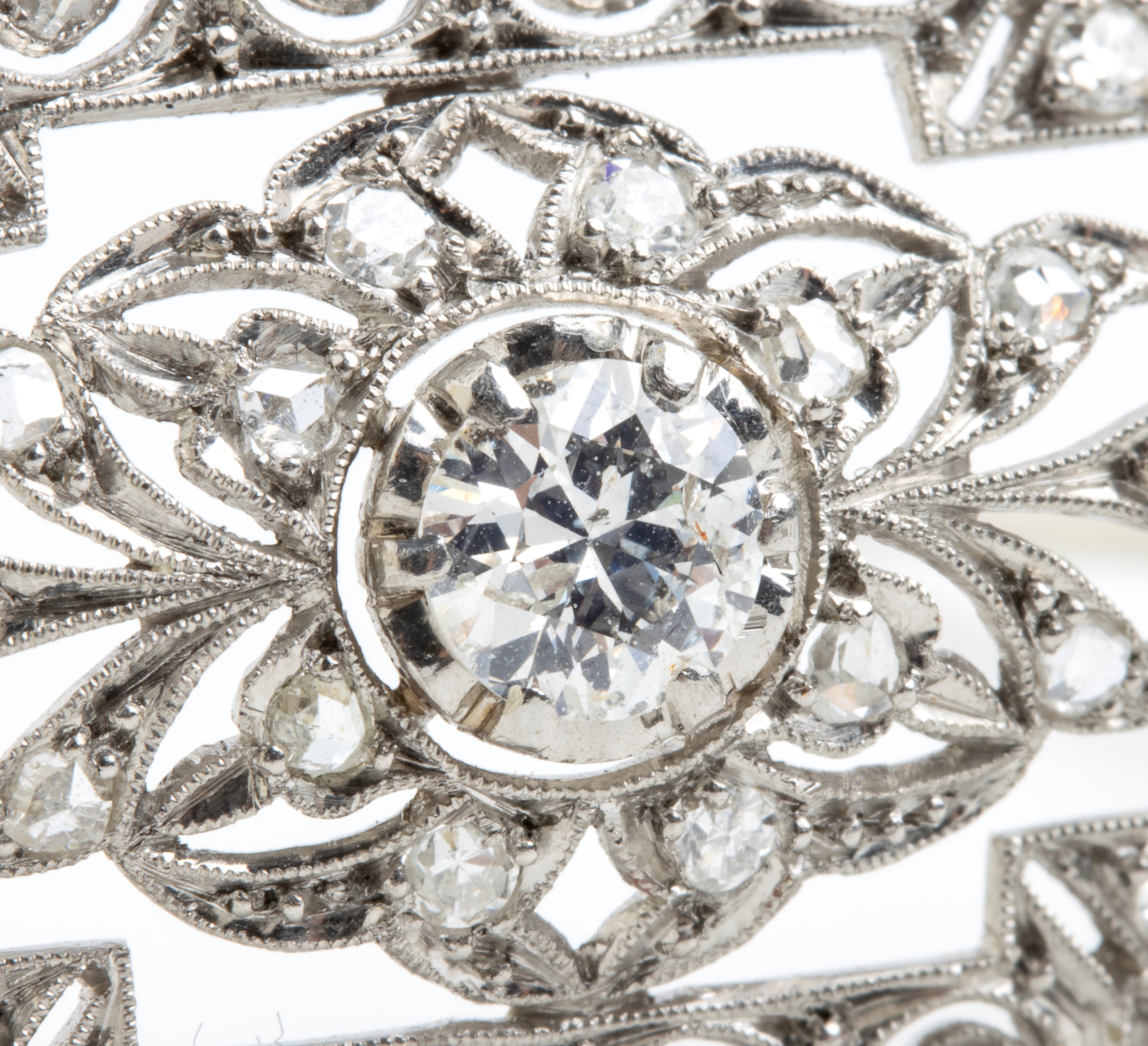 Spilla in stile Deco', in oro e diamanti