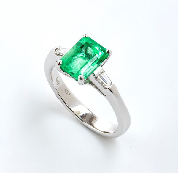 Emerald diamond gold ring 