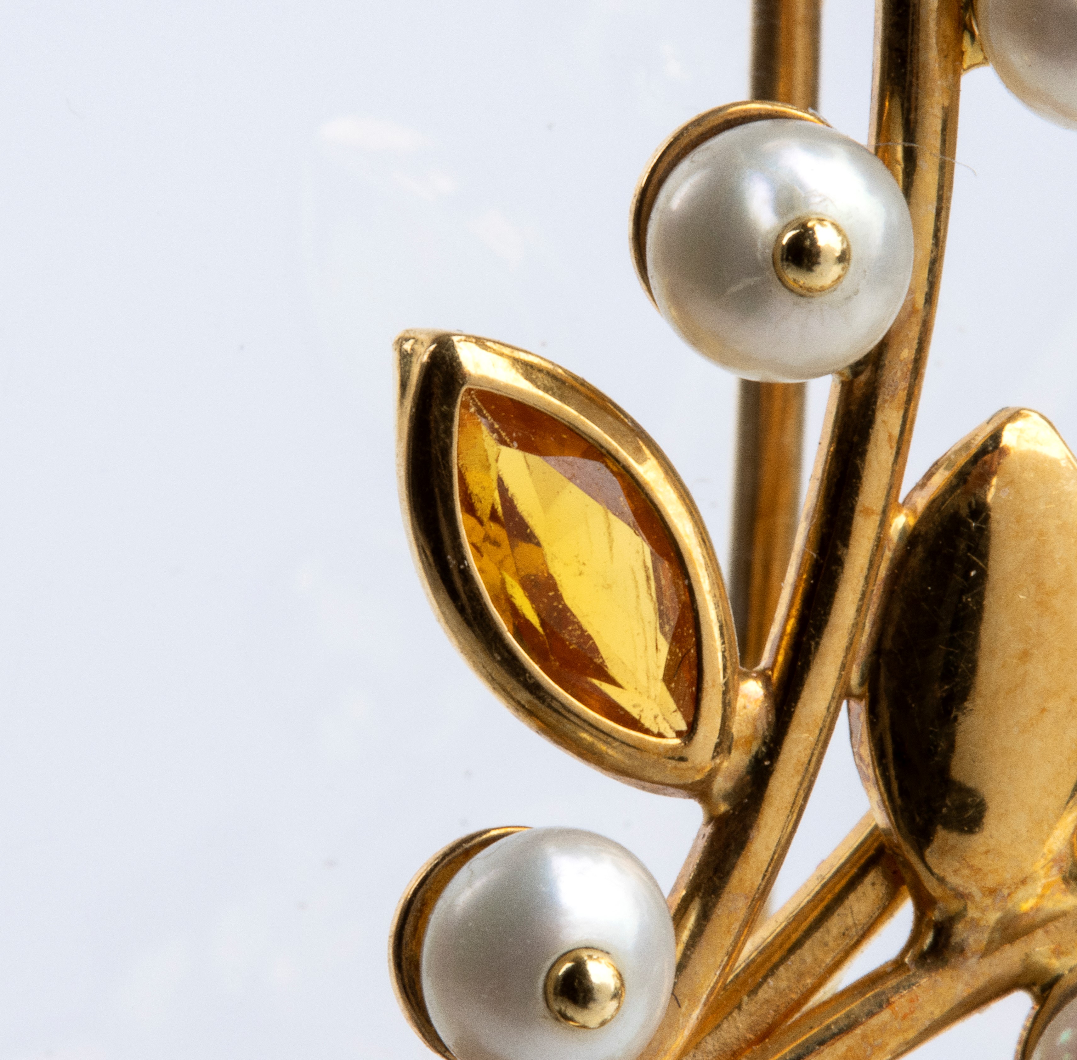 Spilla in oro con perle e pietre multicolori