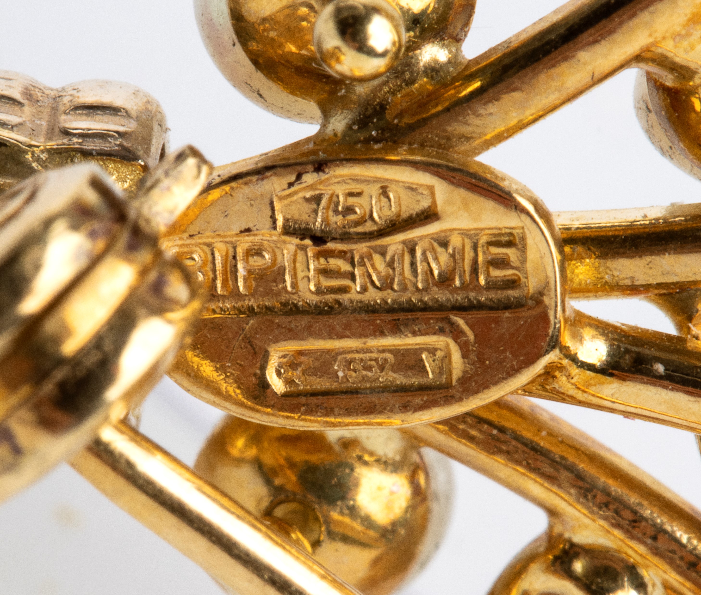 Spilla in oro con perle e pietre multicolori