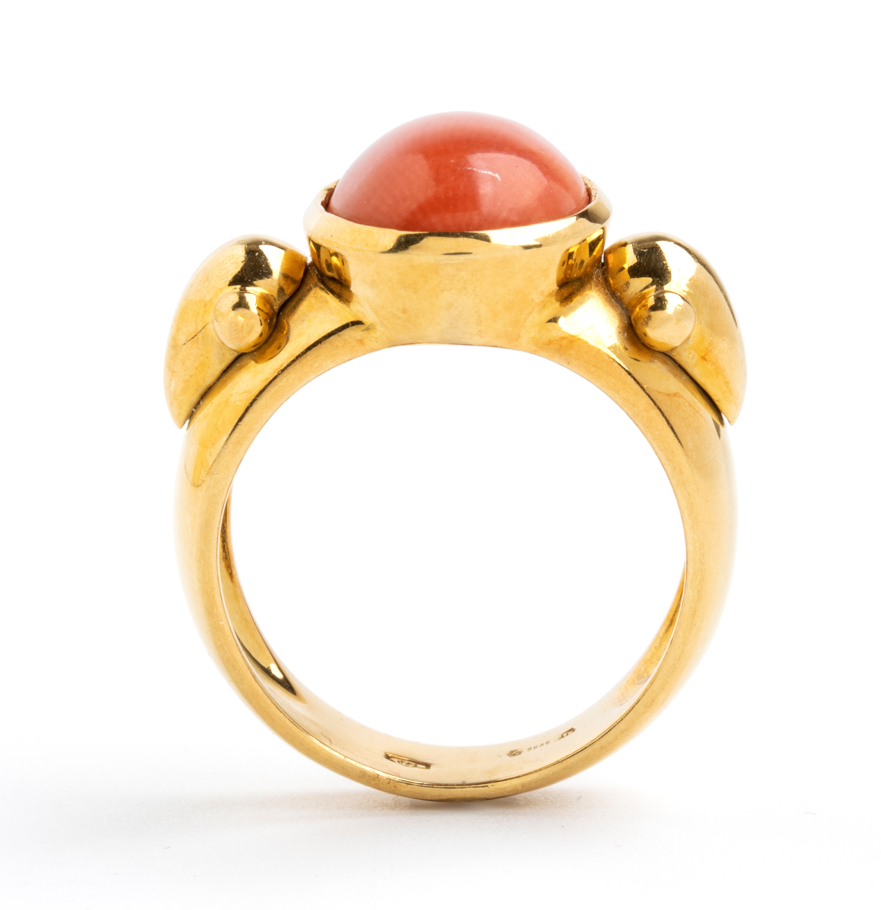 Anello a fascia in oro con corallo Cerasuolo