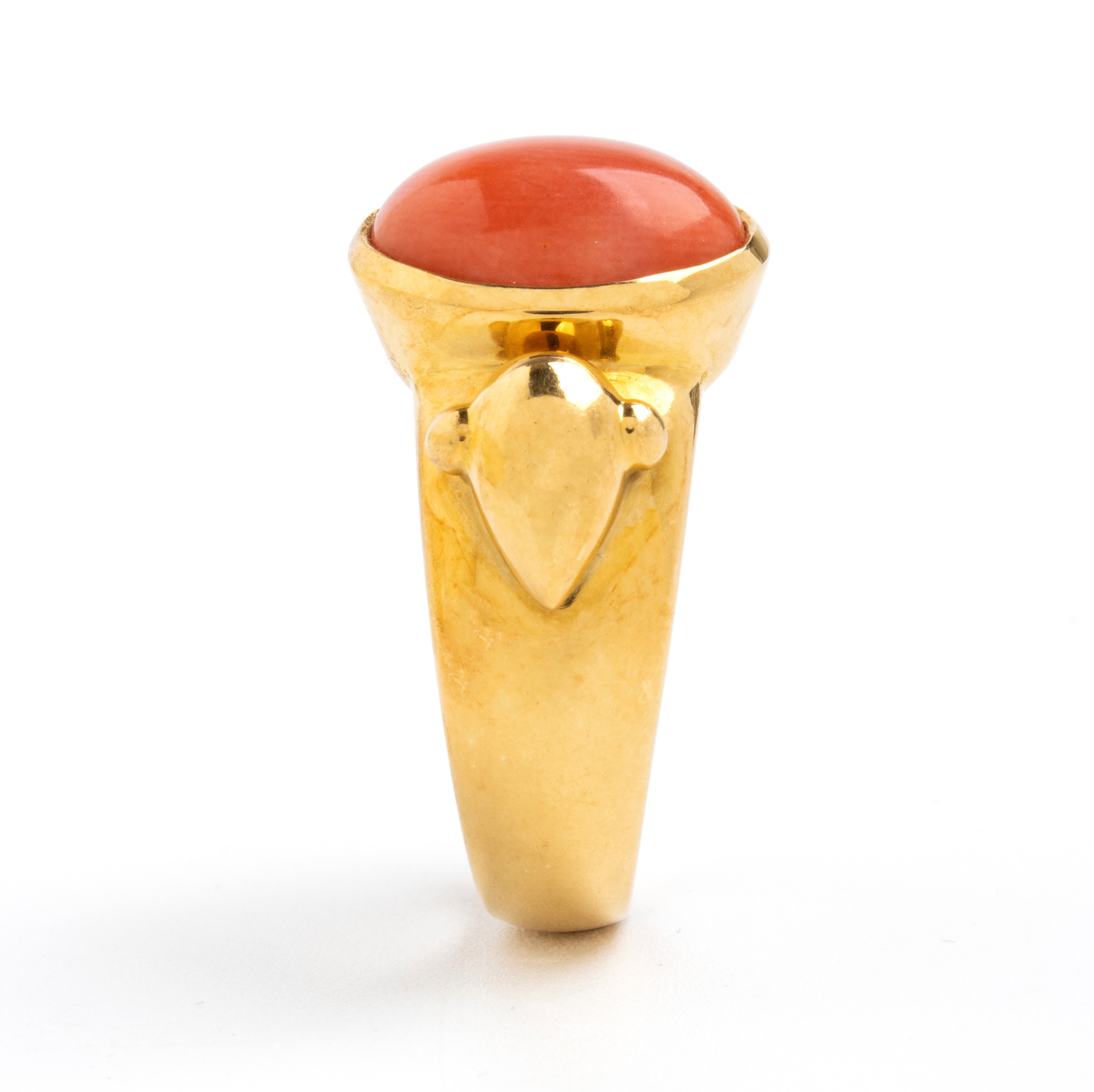 Anello a fascia in oro con corallo Cerasuolo