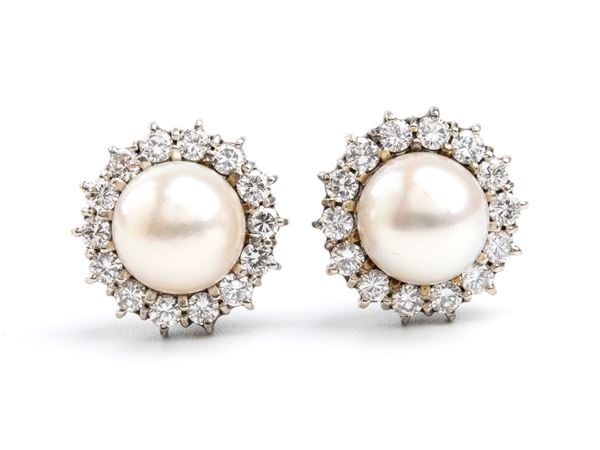 Diamond pearl gold pair of earrings 