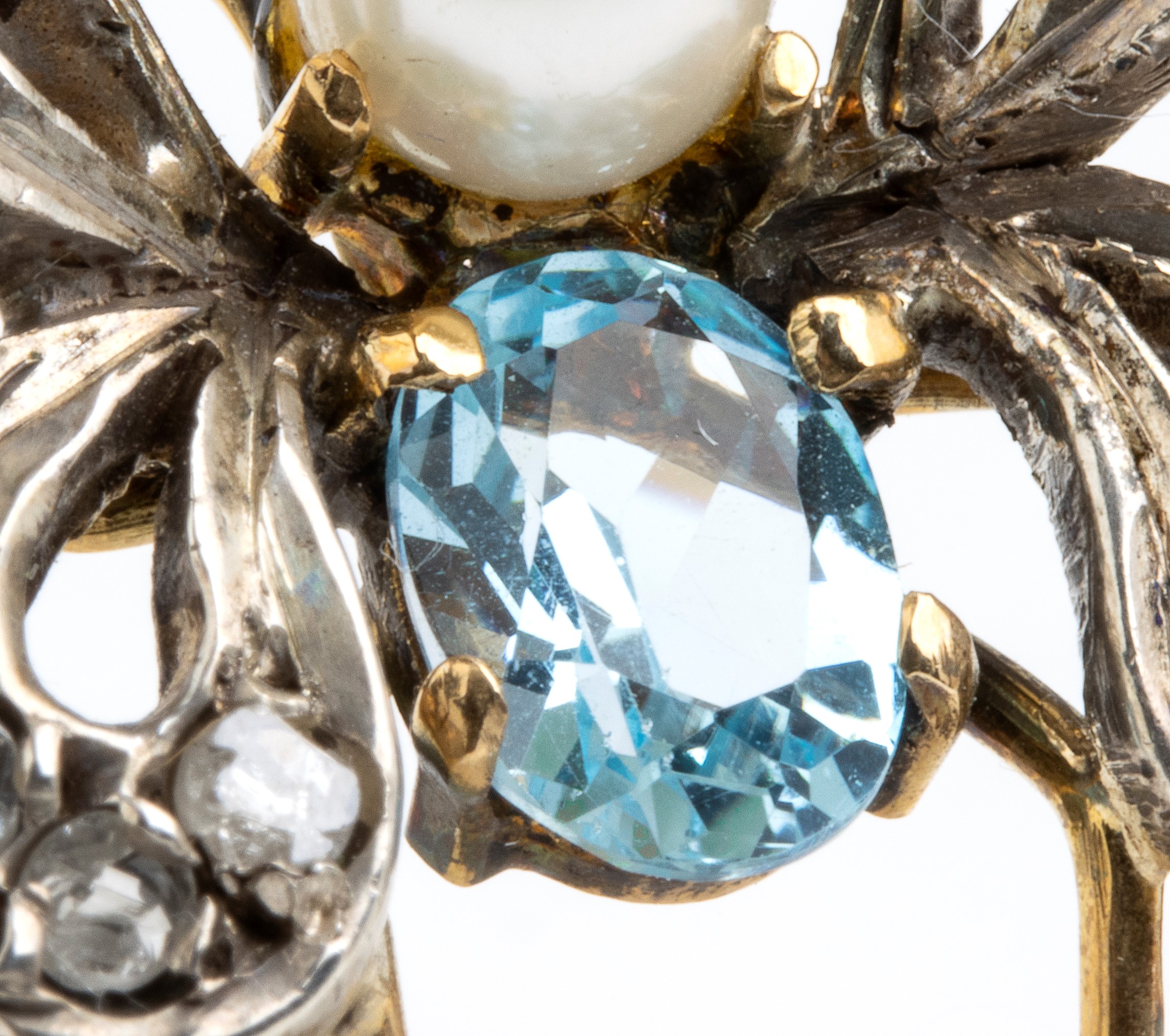 Spilla a forma di insetto in oro, argento, diamanti, perla ed acquamarina