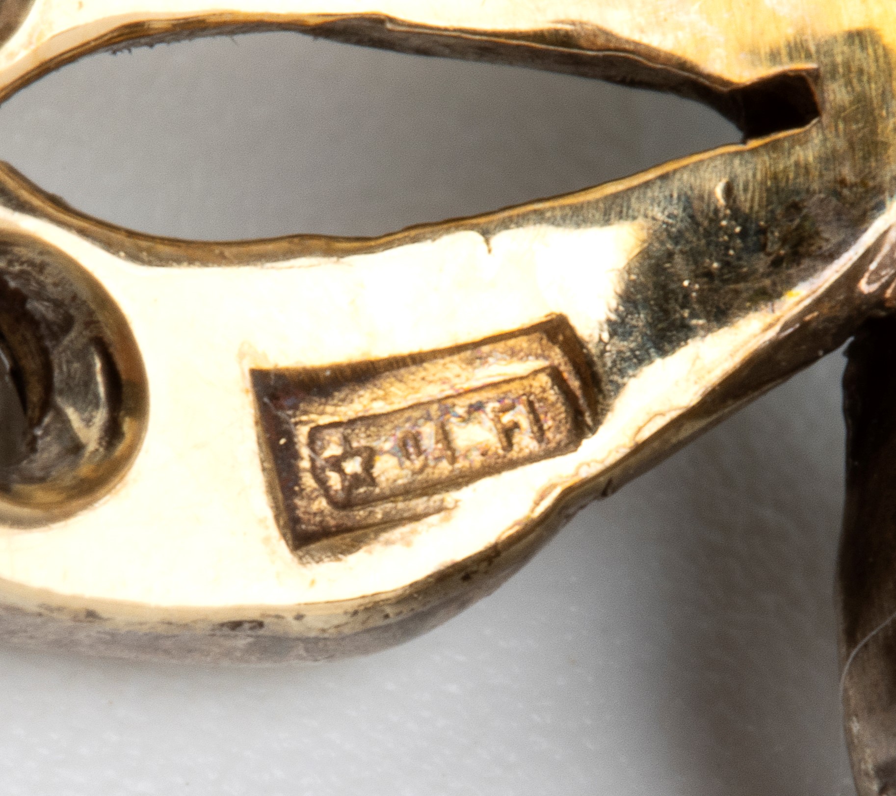 Spilla a forma di insetto in oro, argento, diamanti, perla ed acquamarina