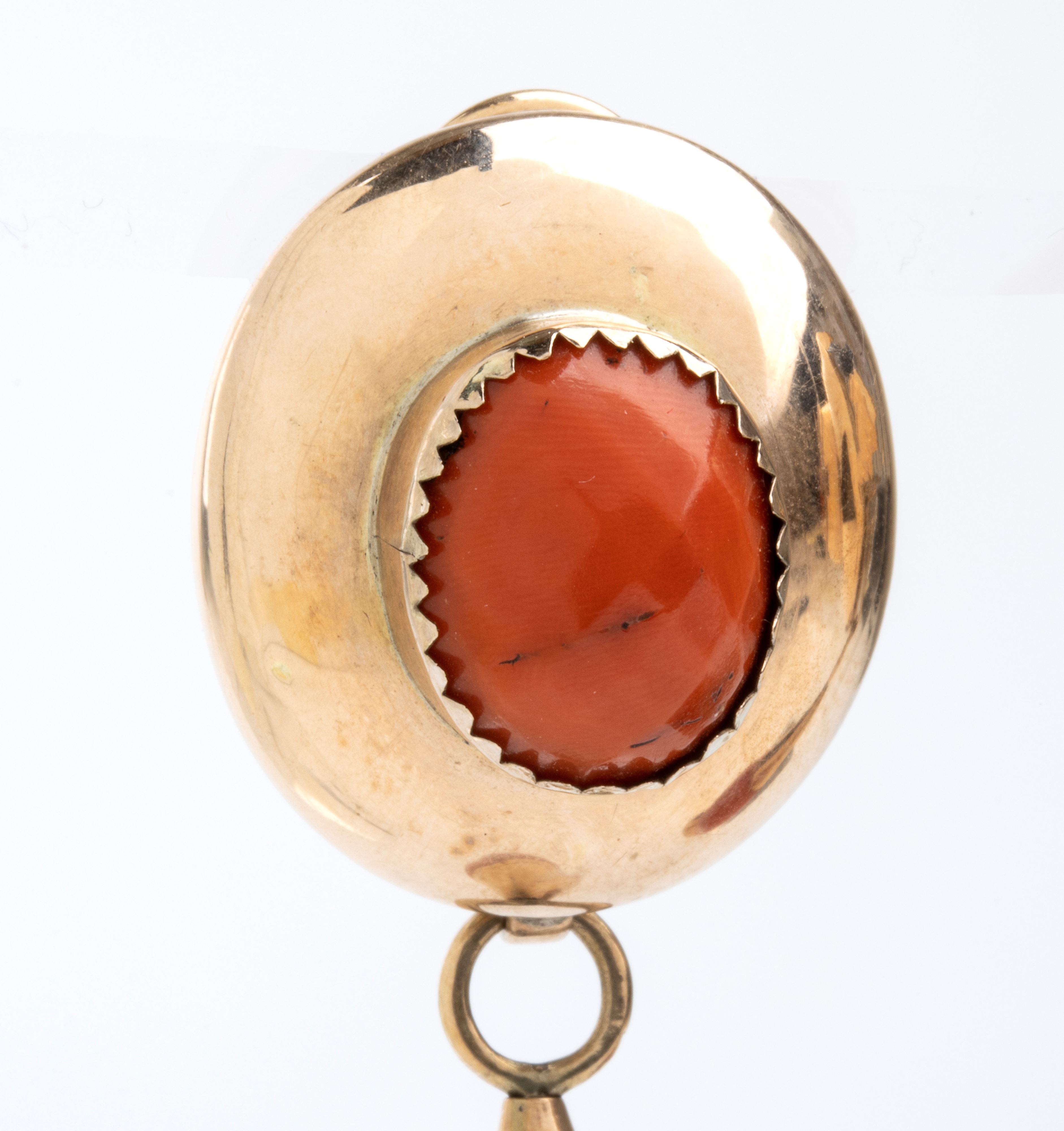 Orecchini in oro pendenti con corallo