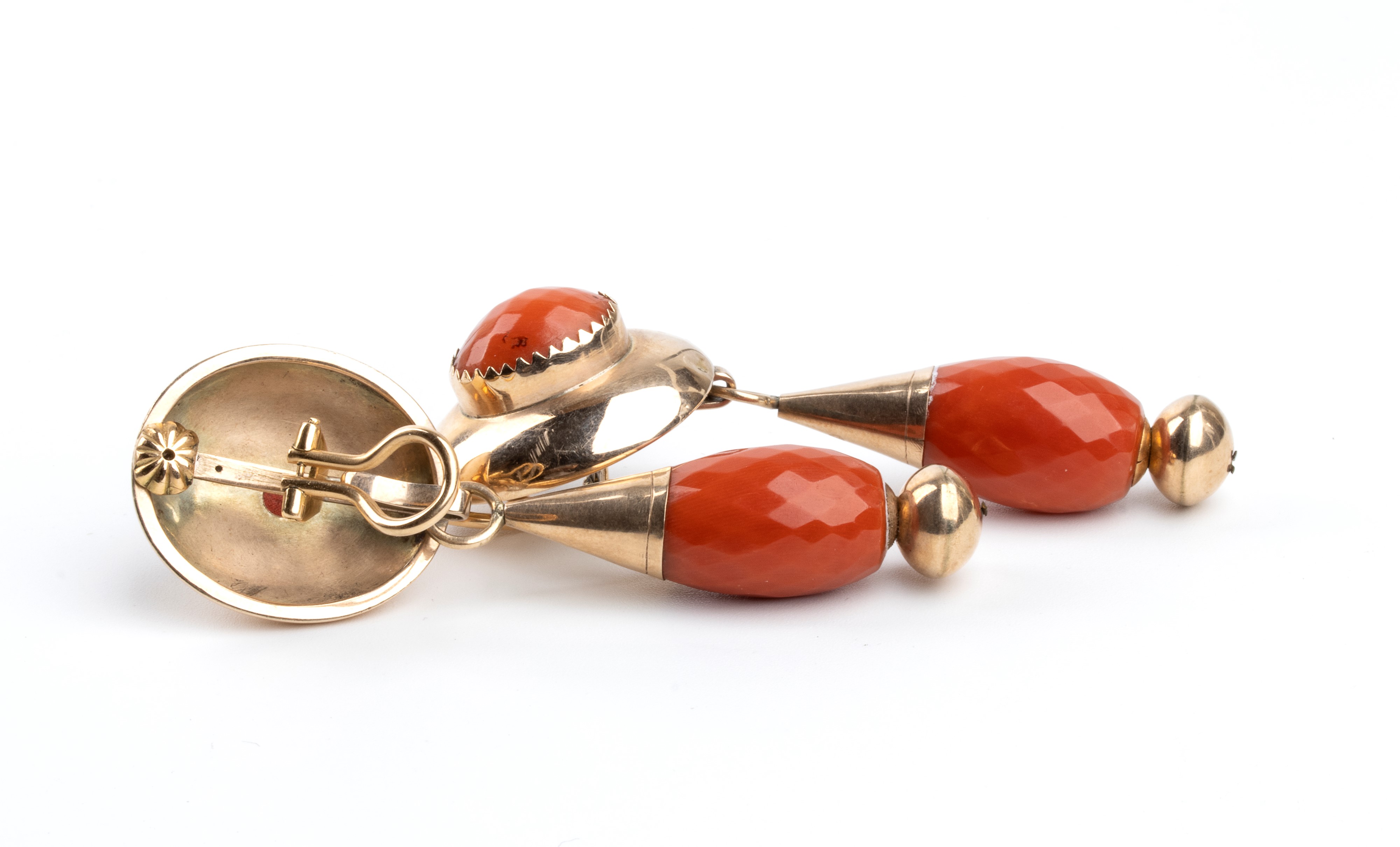 Orecchini in oro pendenti con corallo