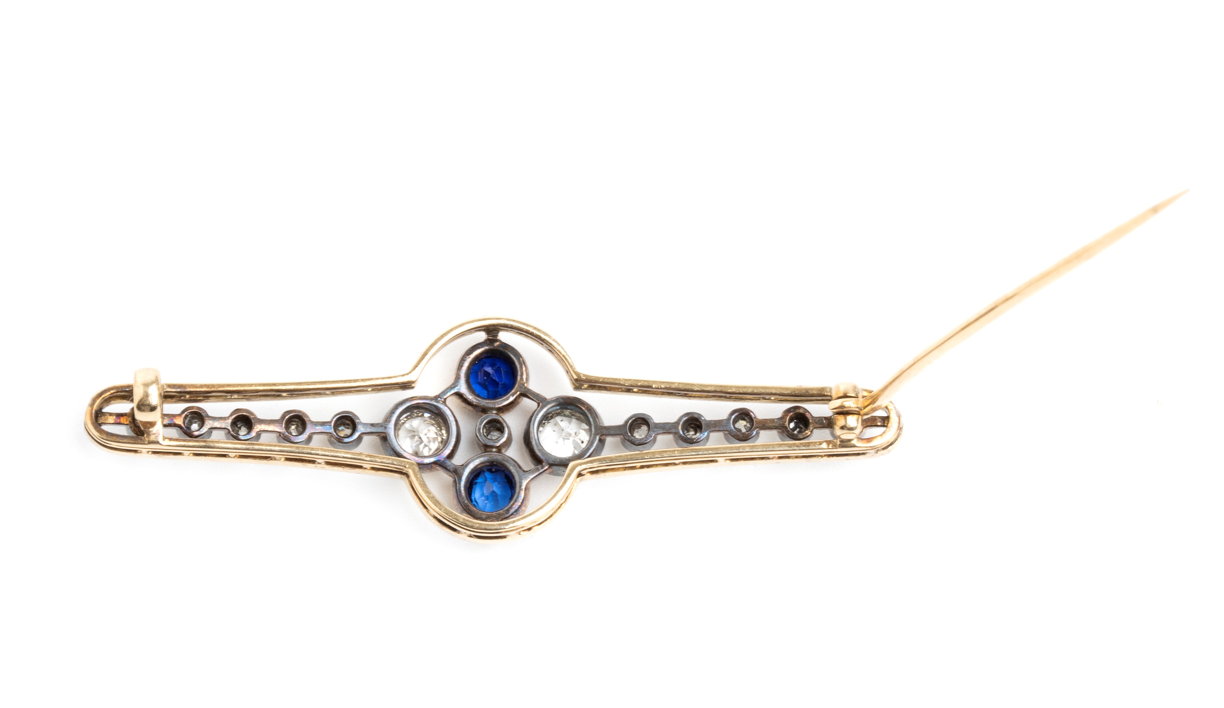 Spilla a barretta in oro, argento, diamanti e zaffiri