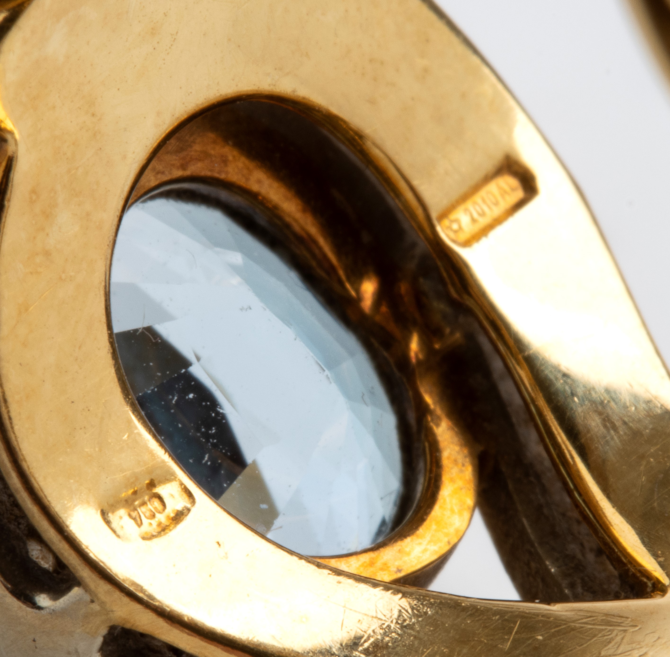 Anello in oro con acquamarina e diamanti