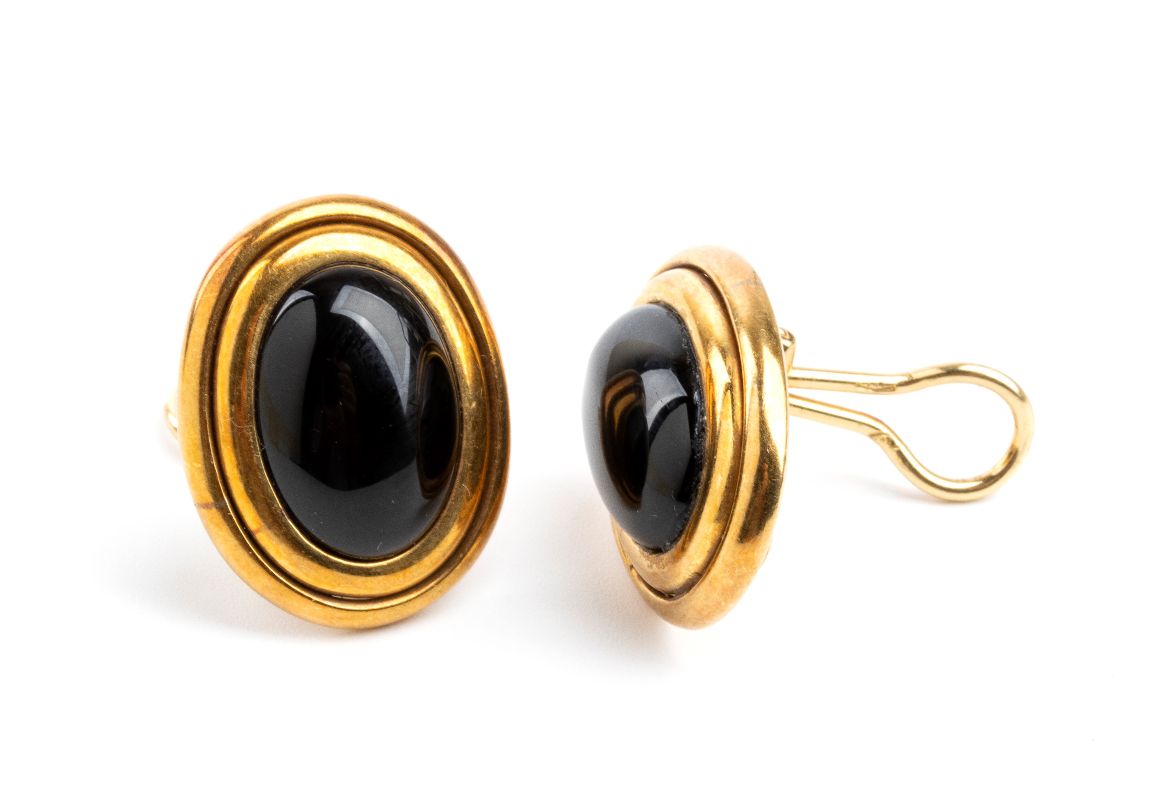 Paio di orecchini in oro giallo ed onice