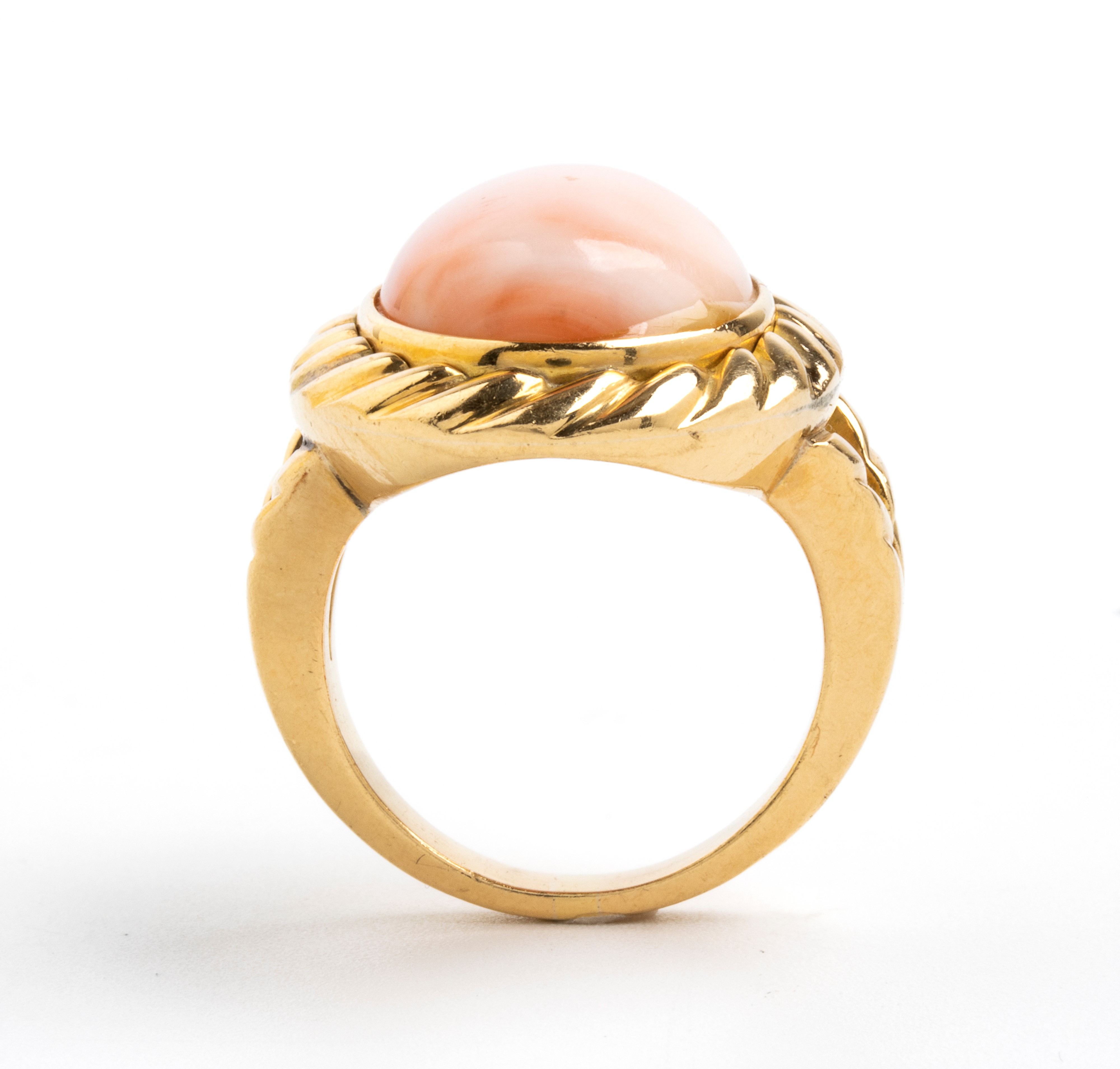 Anello in oro con corallo