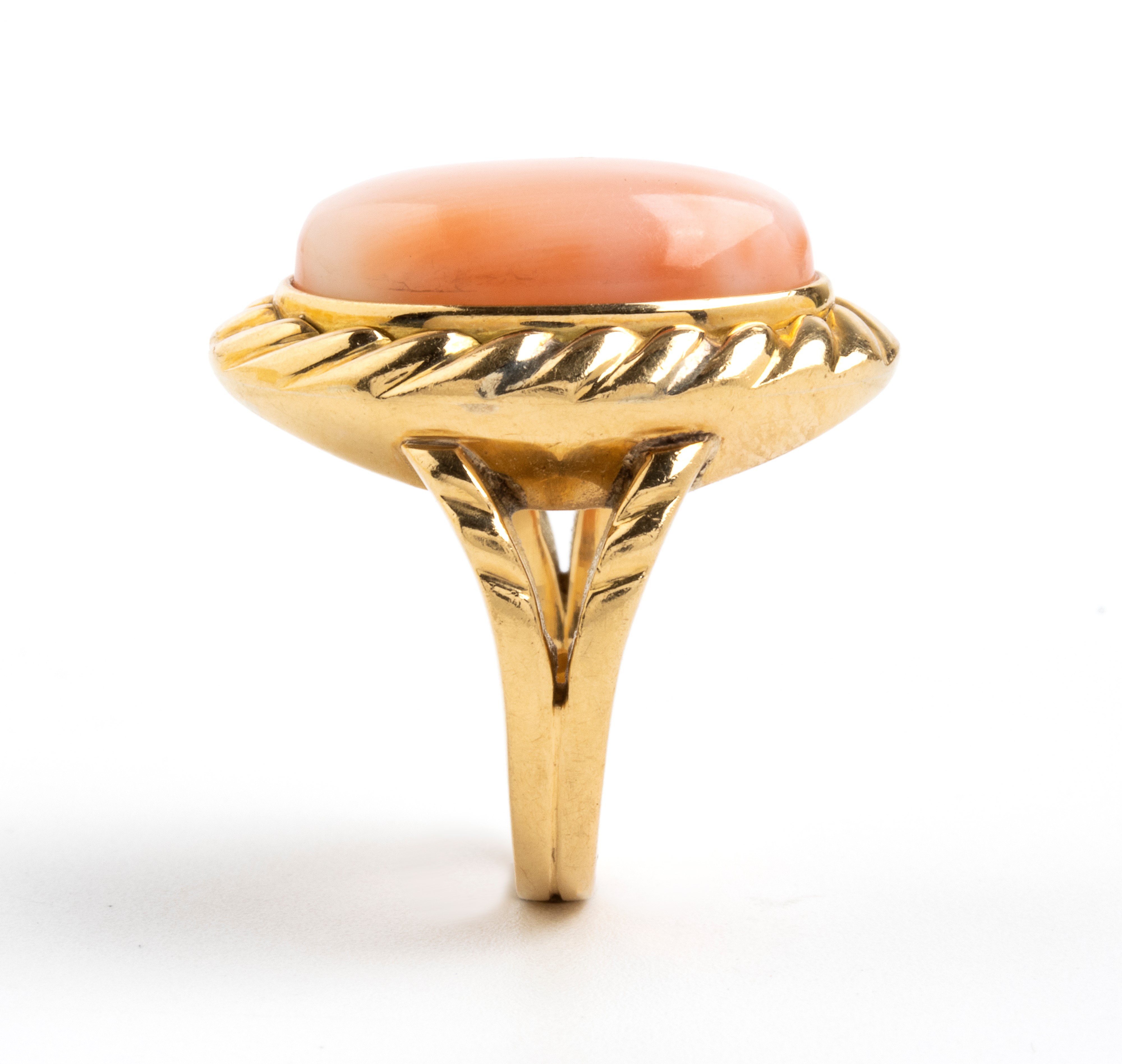 Anello in oro con corallo