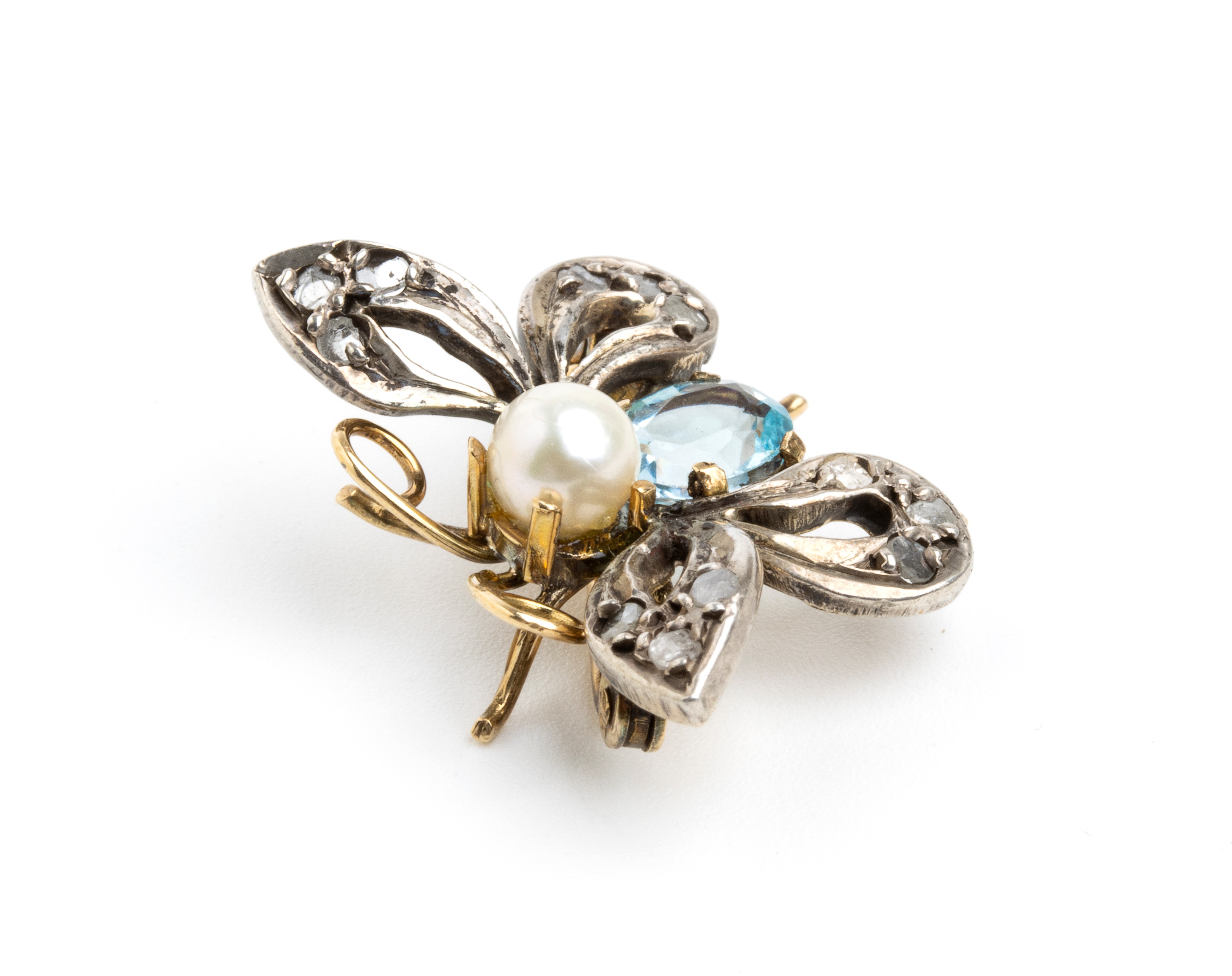 Spilla a forma di insetto in oro, argento, diamanti, perla ed acquamarina