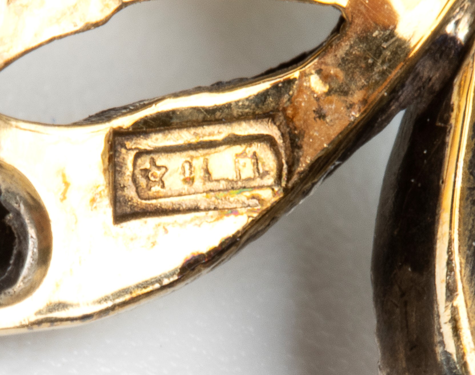 Spilla a forma di insetto in oro, argento, diamanti, perla ed acquamarina