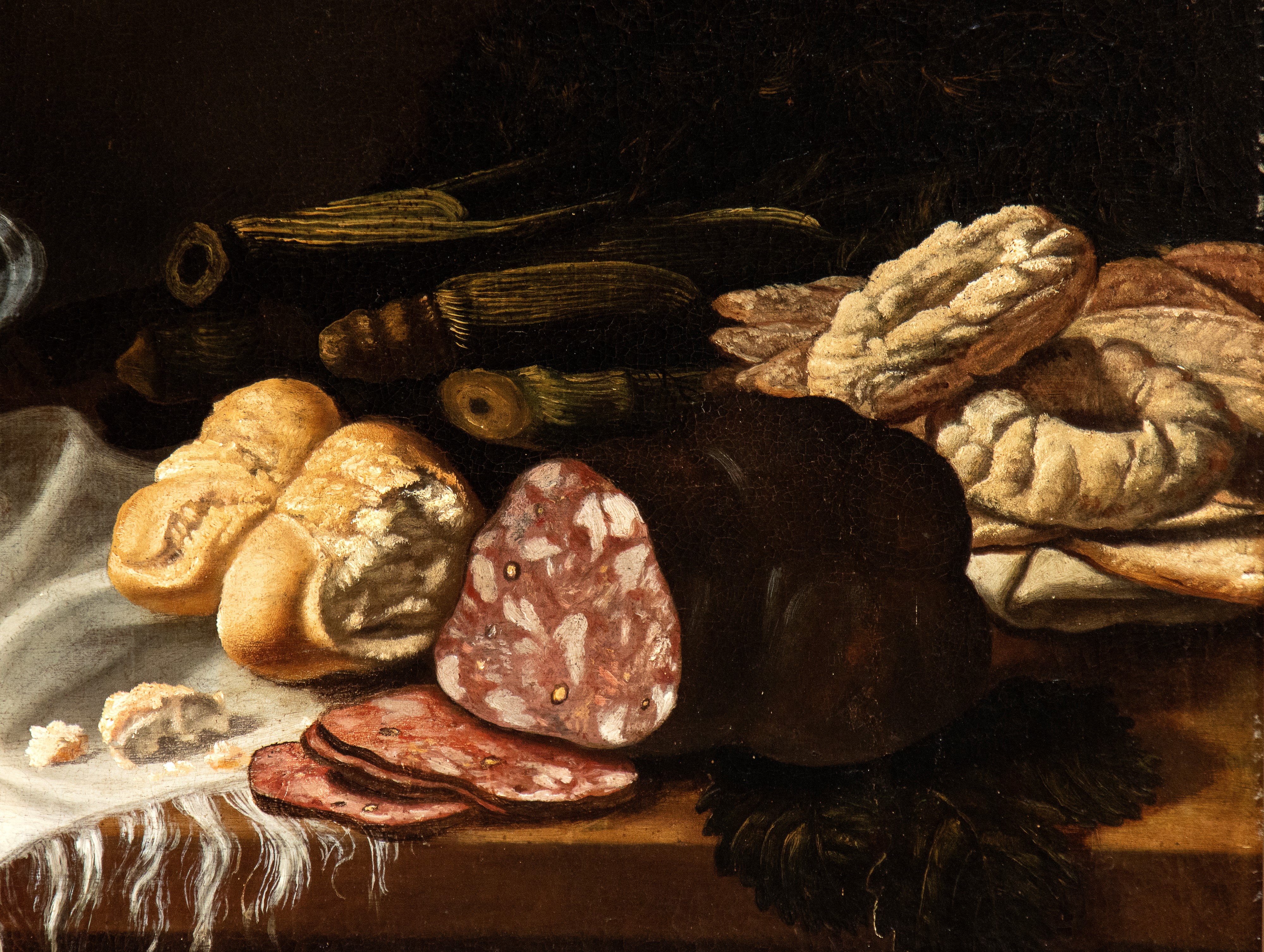 Natura morta con salame, pani, biscotti e bottiglie di vetro