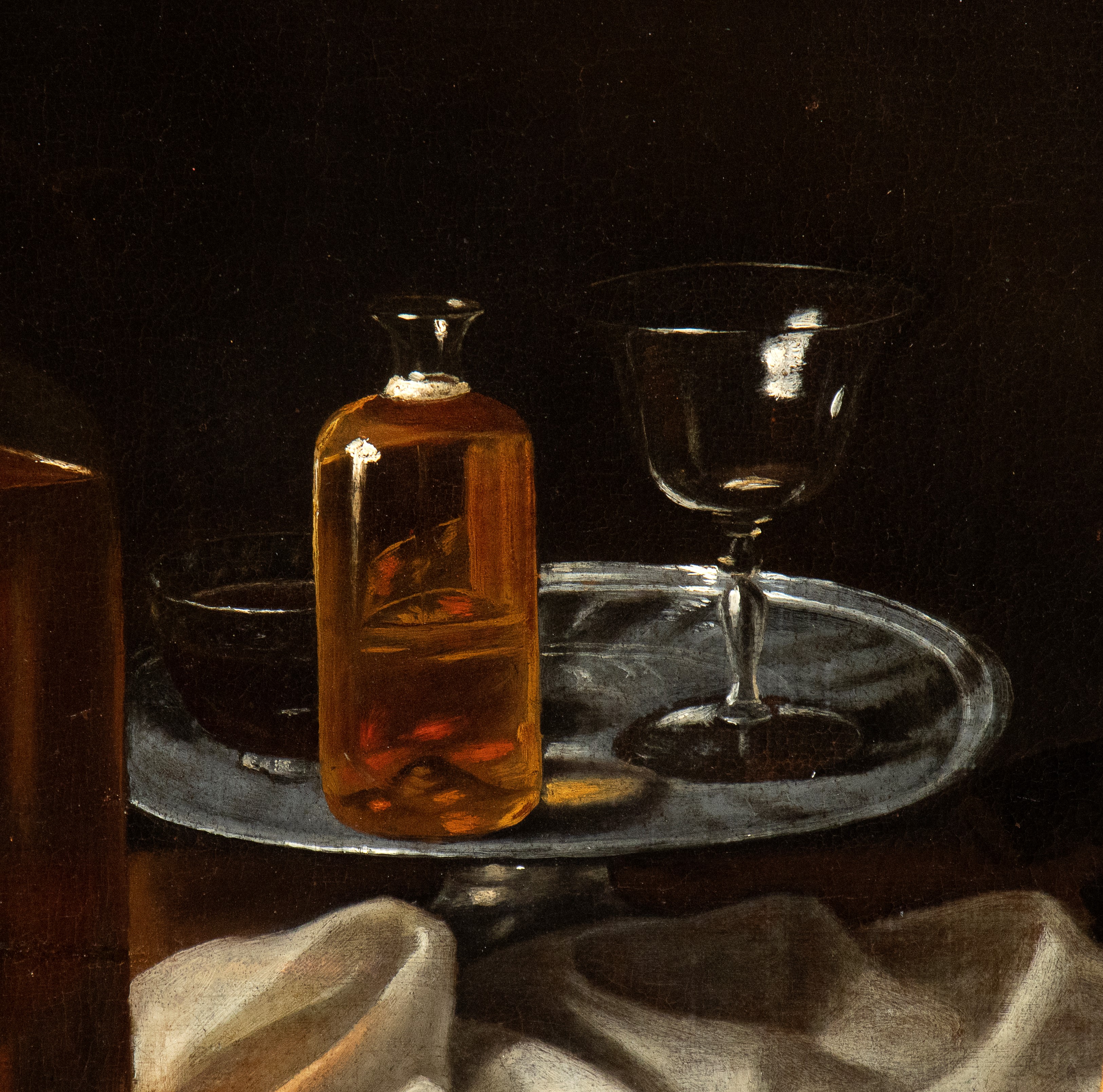 Natura morta con salame, pani, biscotti e bottiglie di vetro