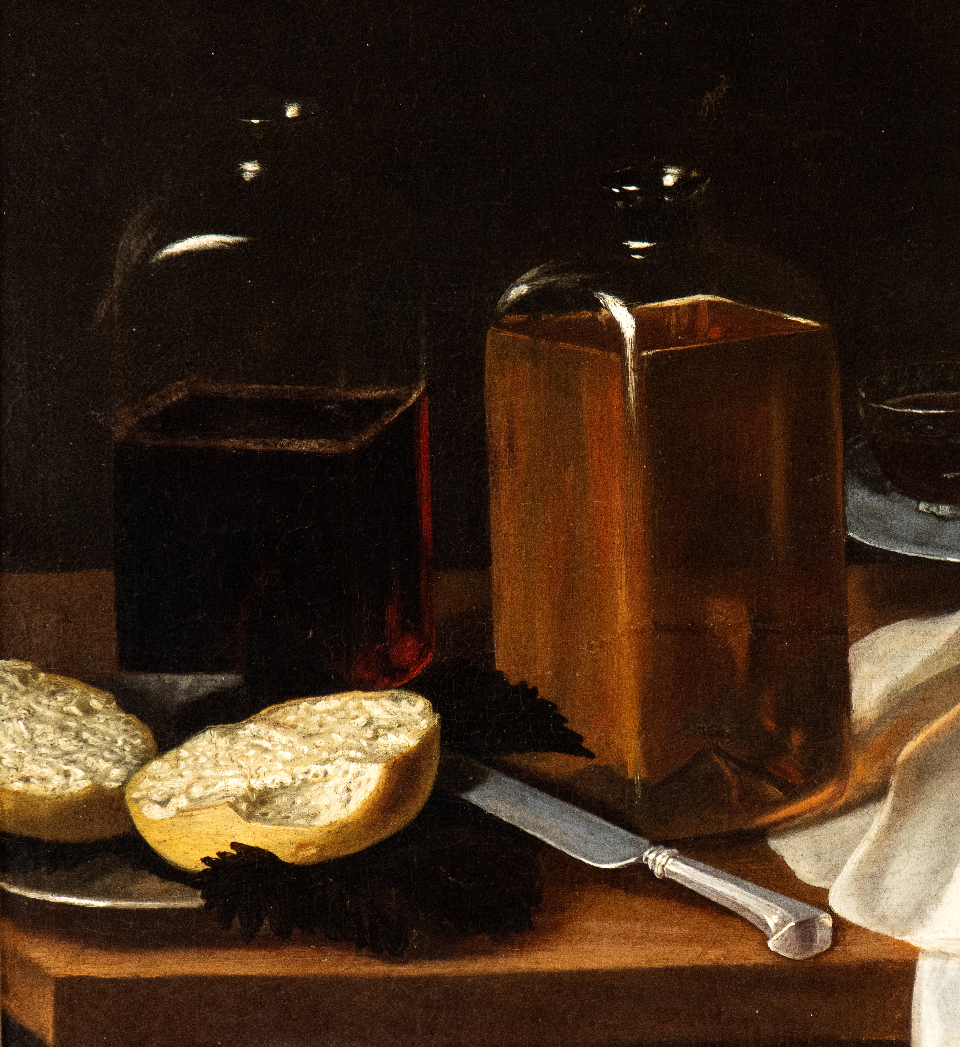 Natura morta con salame, pani, biscotti e bottiglie di vetro