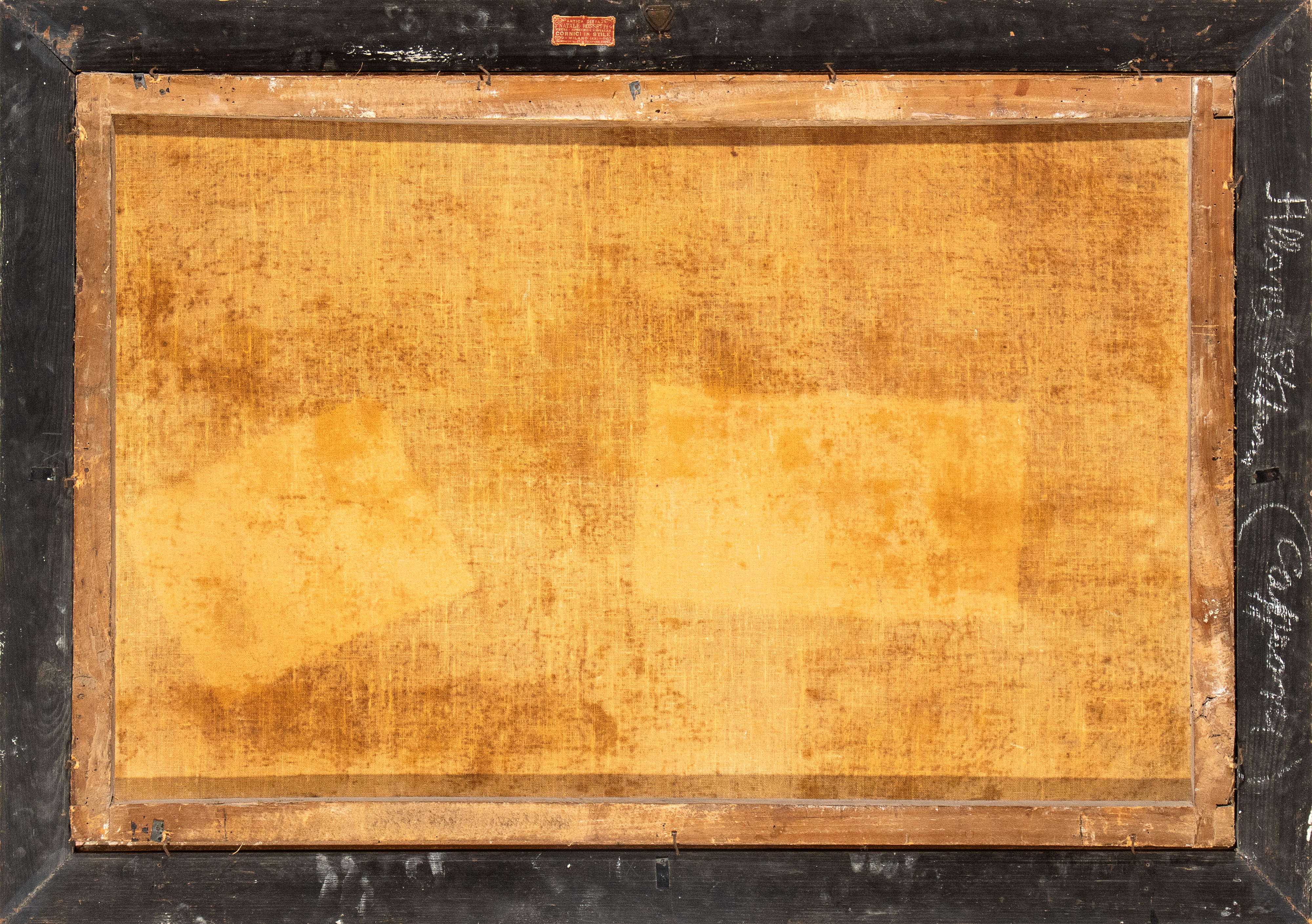 Natura morta con salame, pani, biscotti e bottiglie di vetro