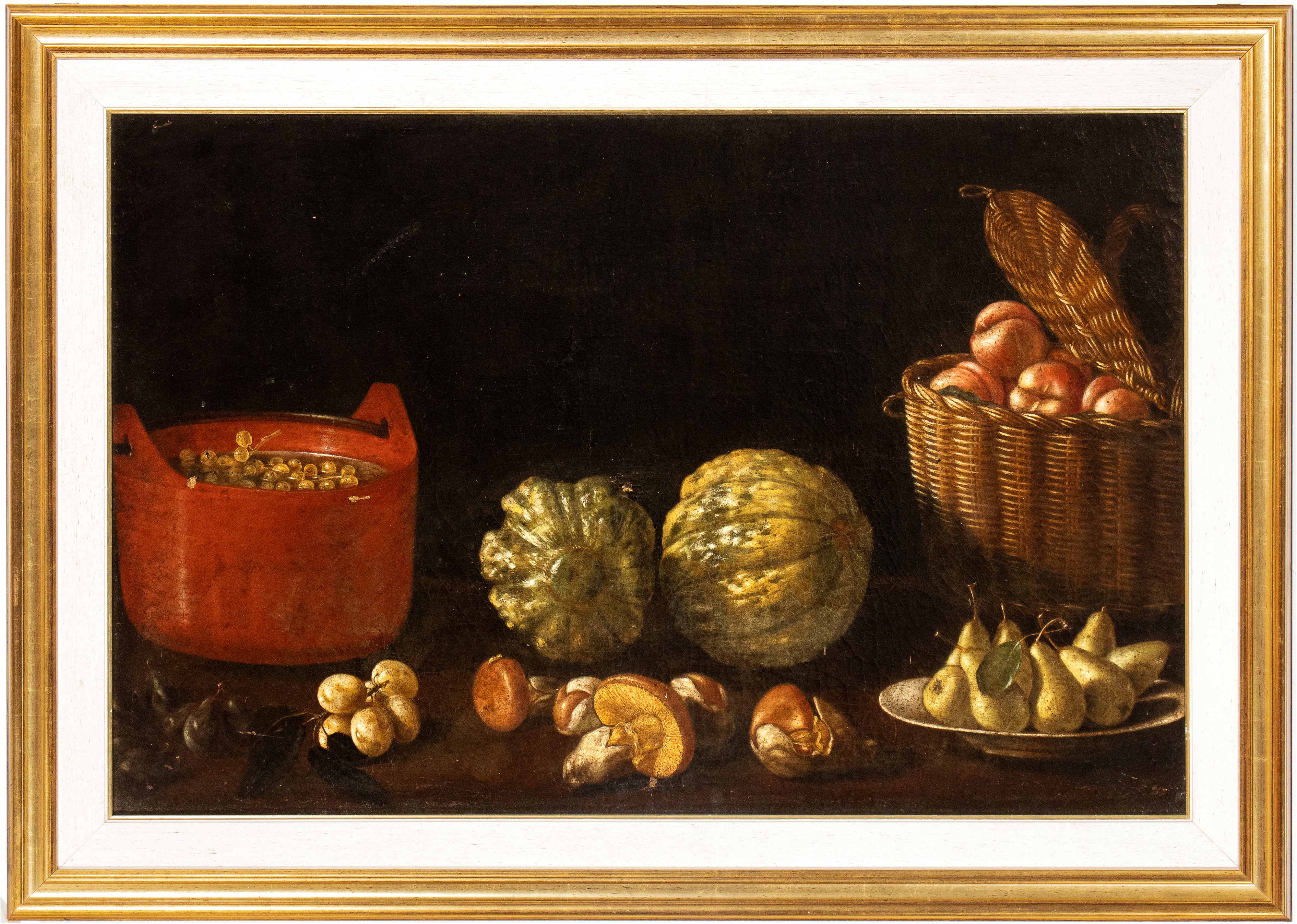 Natura morta di funghi, zucca, pesche e uva in un catino