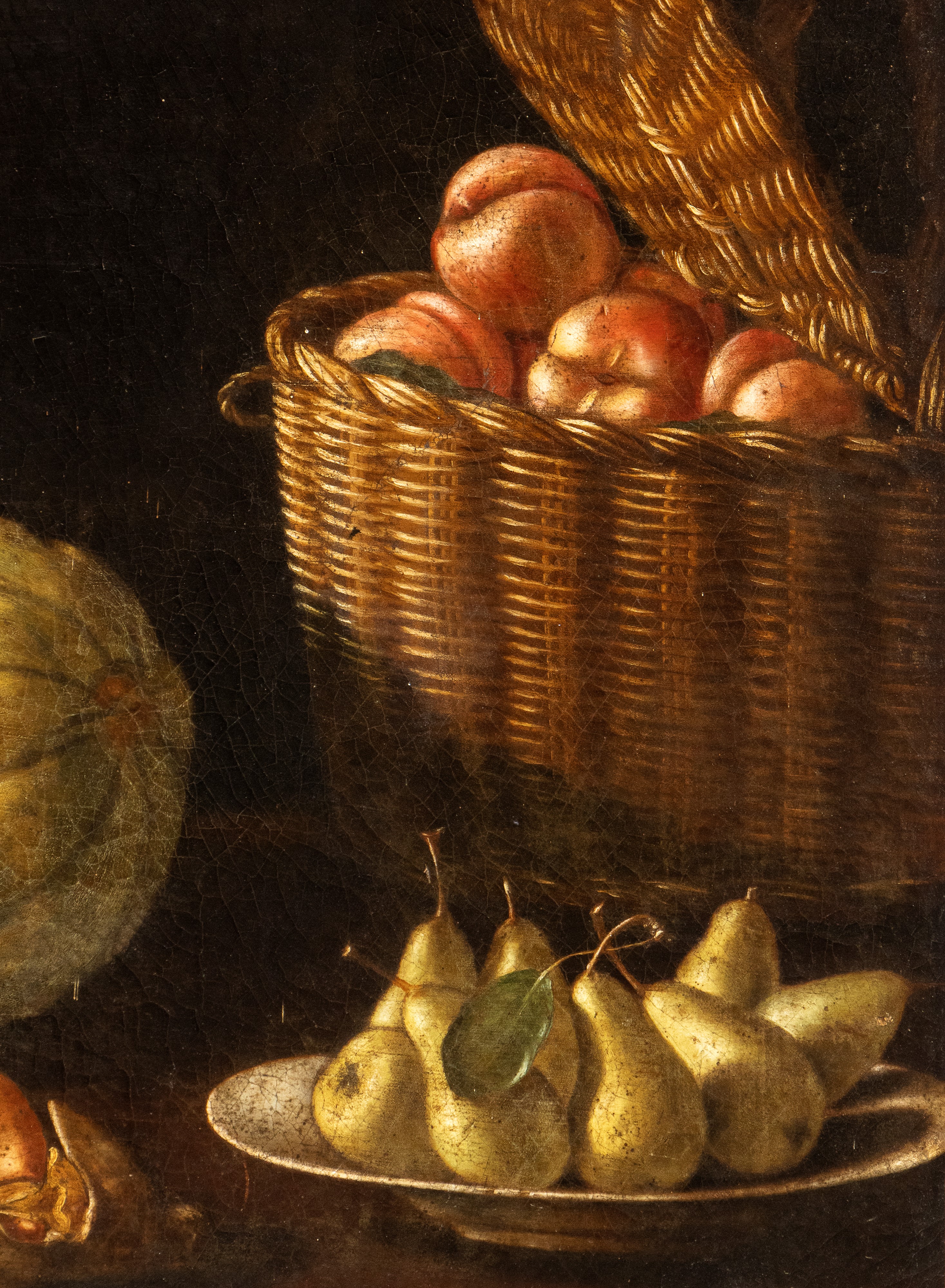 Natura morta di funghi, zucca, pesche e uva in un catino