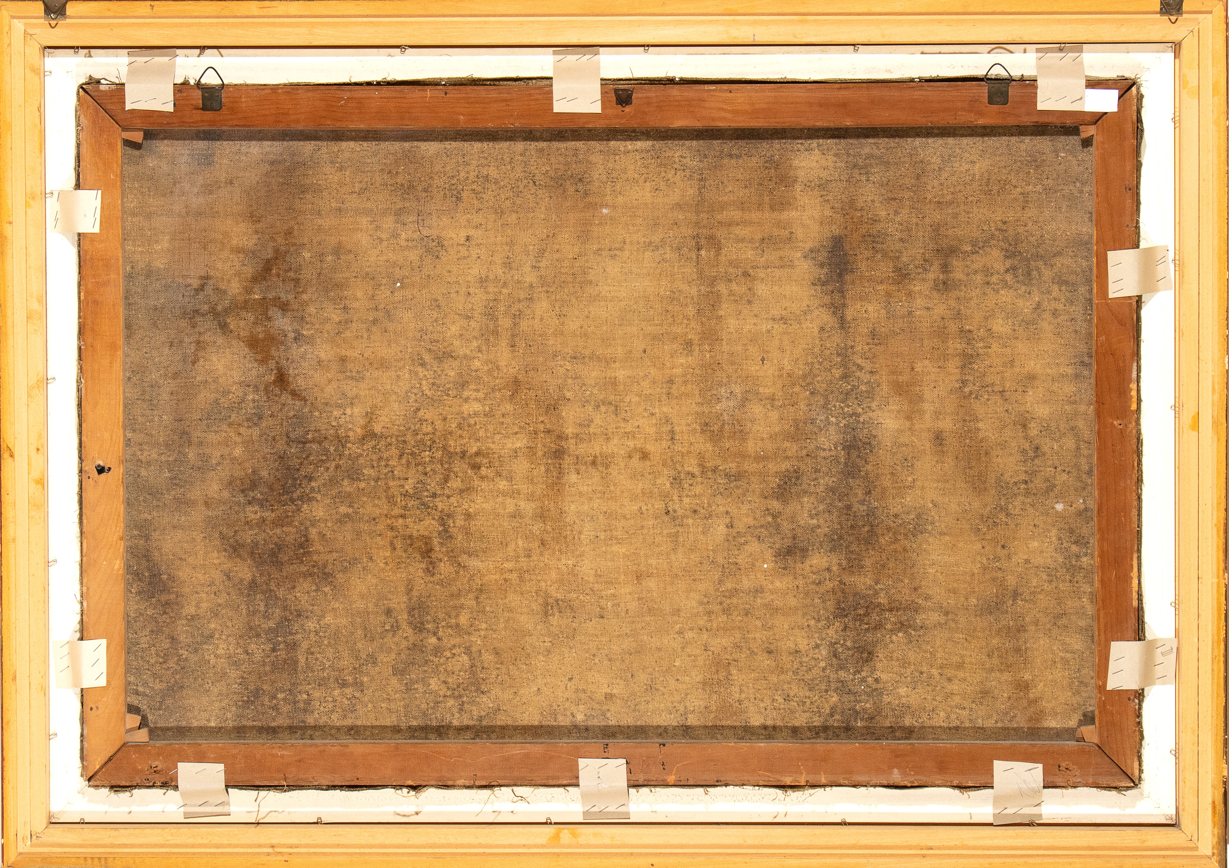 Natura morta di funghi, zucca, pesche e uva in un catino