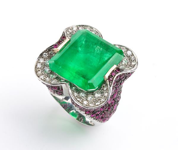 Gold ring with emerald, rubies and diamonds