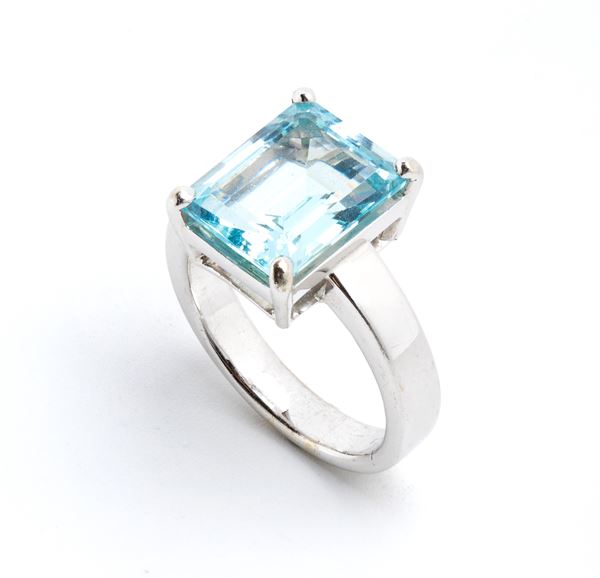 Aquamarine gold ring