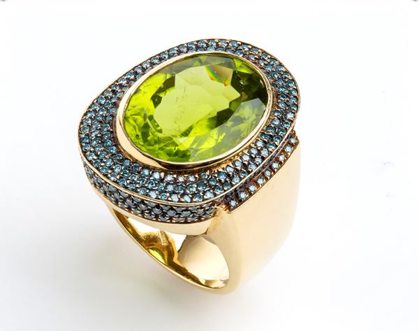 Anello in oro con peridoto e diamanti blu