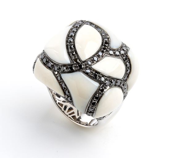 Black diamond white enamel gold band ring 