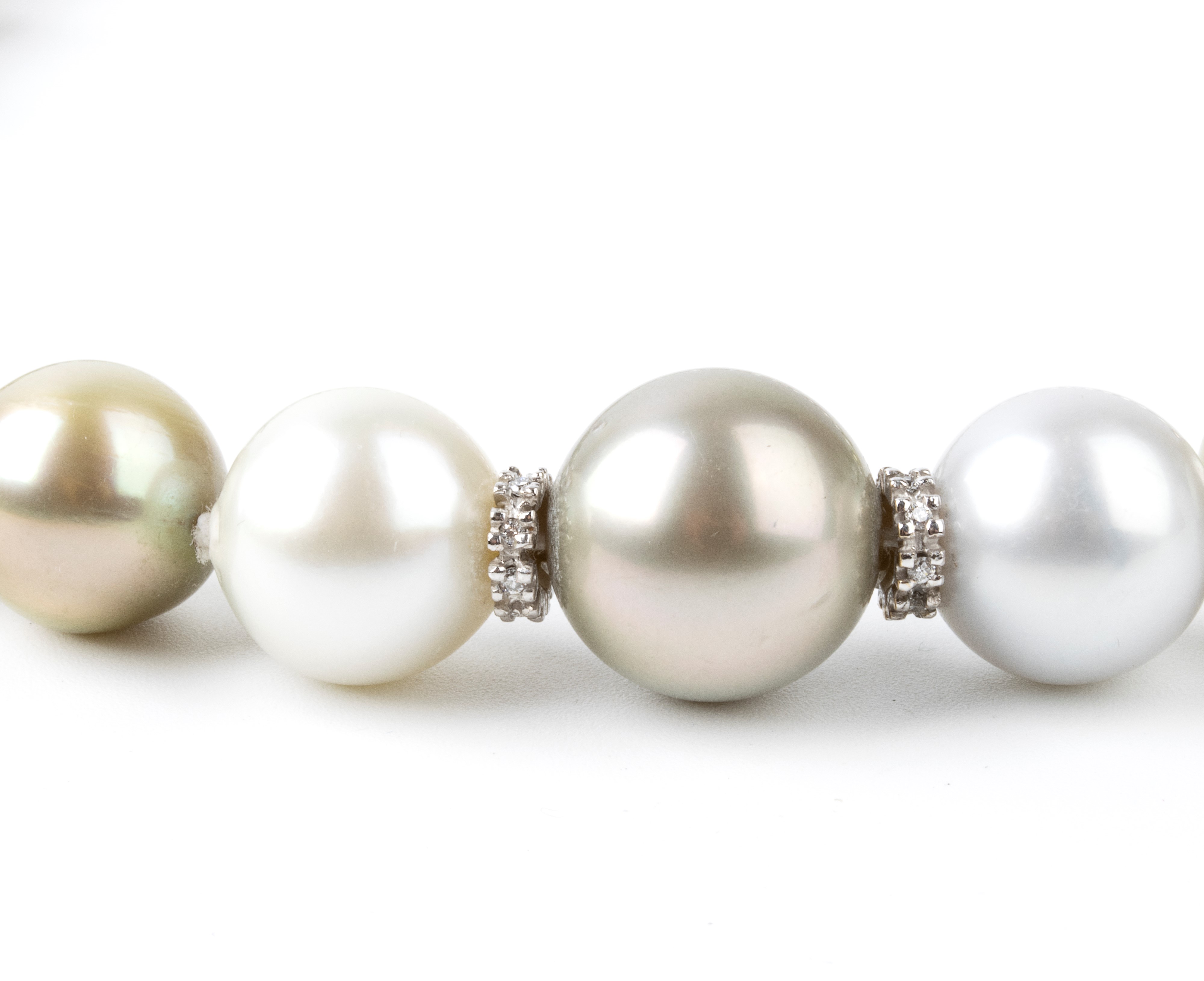 Collana di perle South Sea con distanziali in oro e diamanti