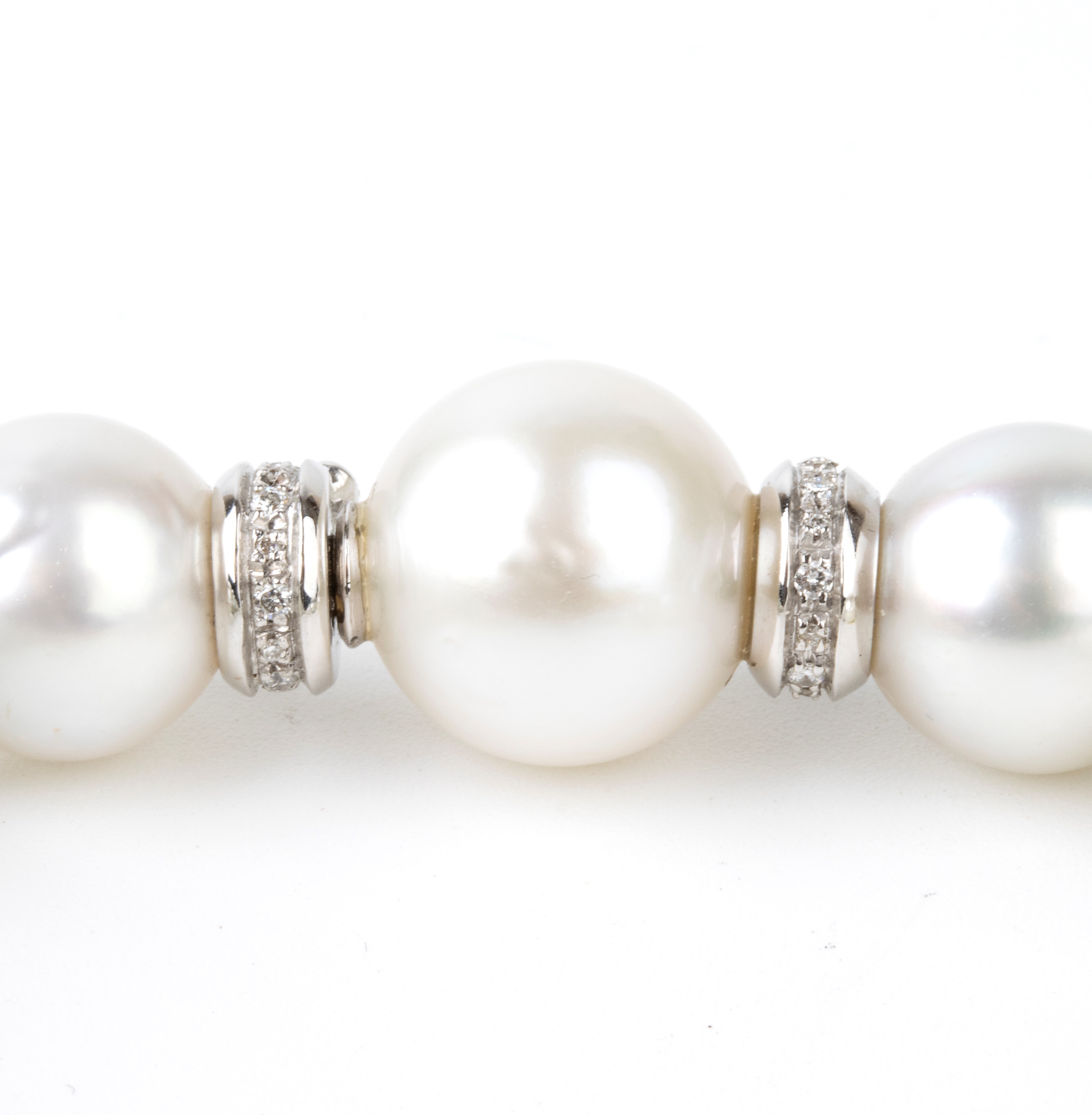 Collana di perle South Sea con distanziali in oro e diamanti