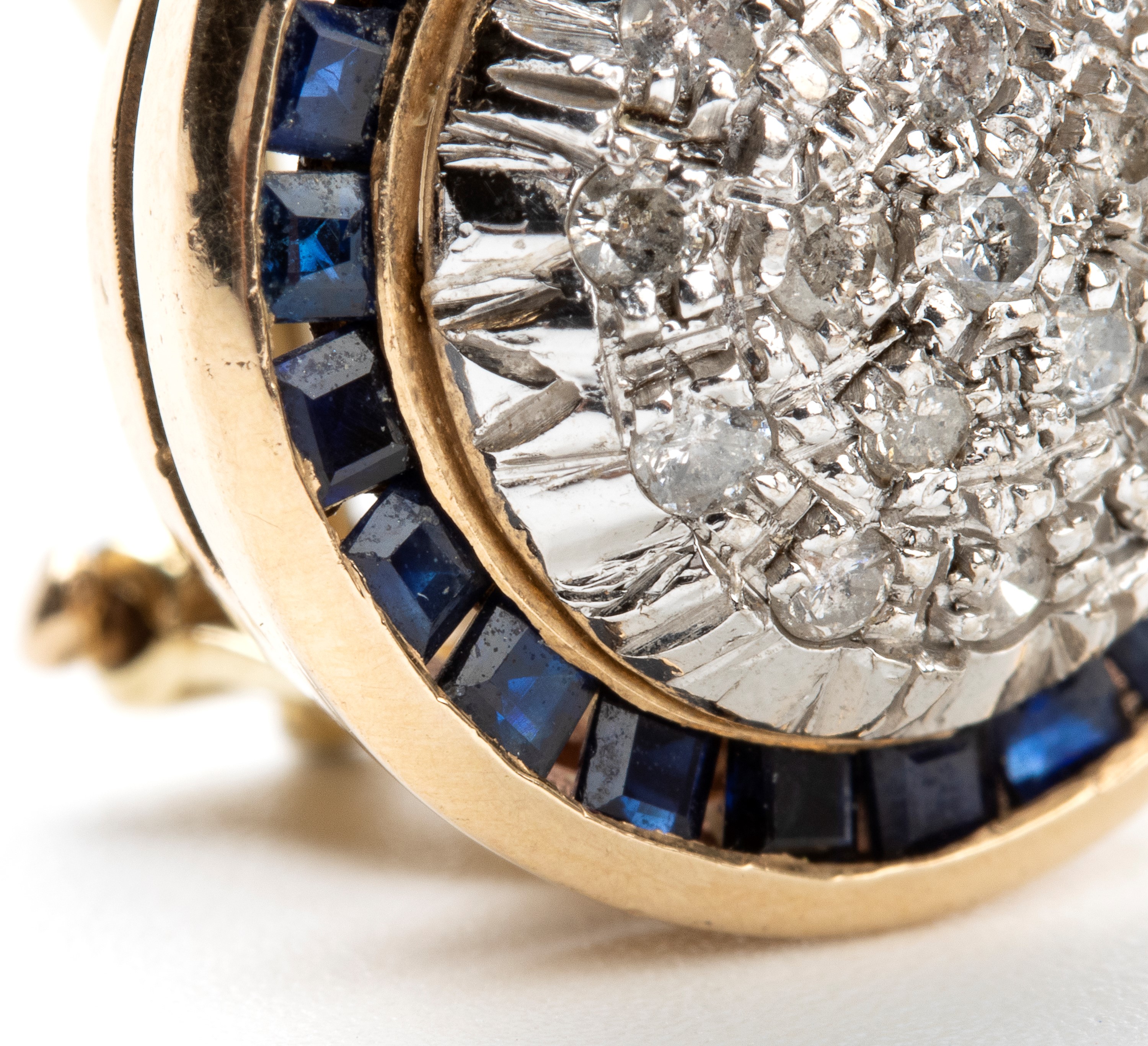 Paio di orecchini in oro con diamanti e zaffiri