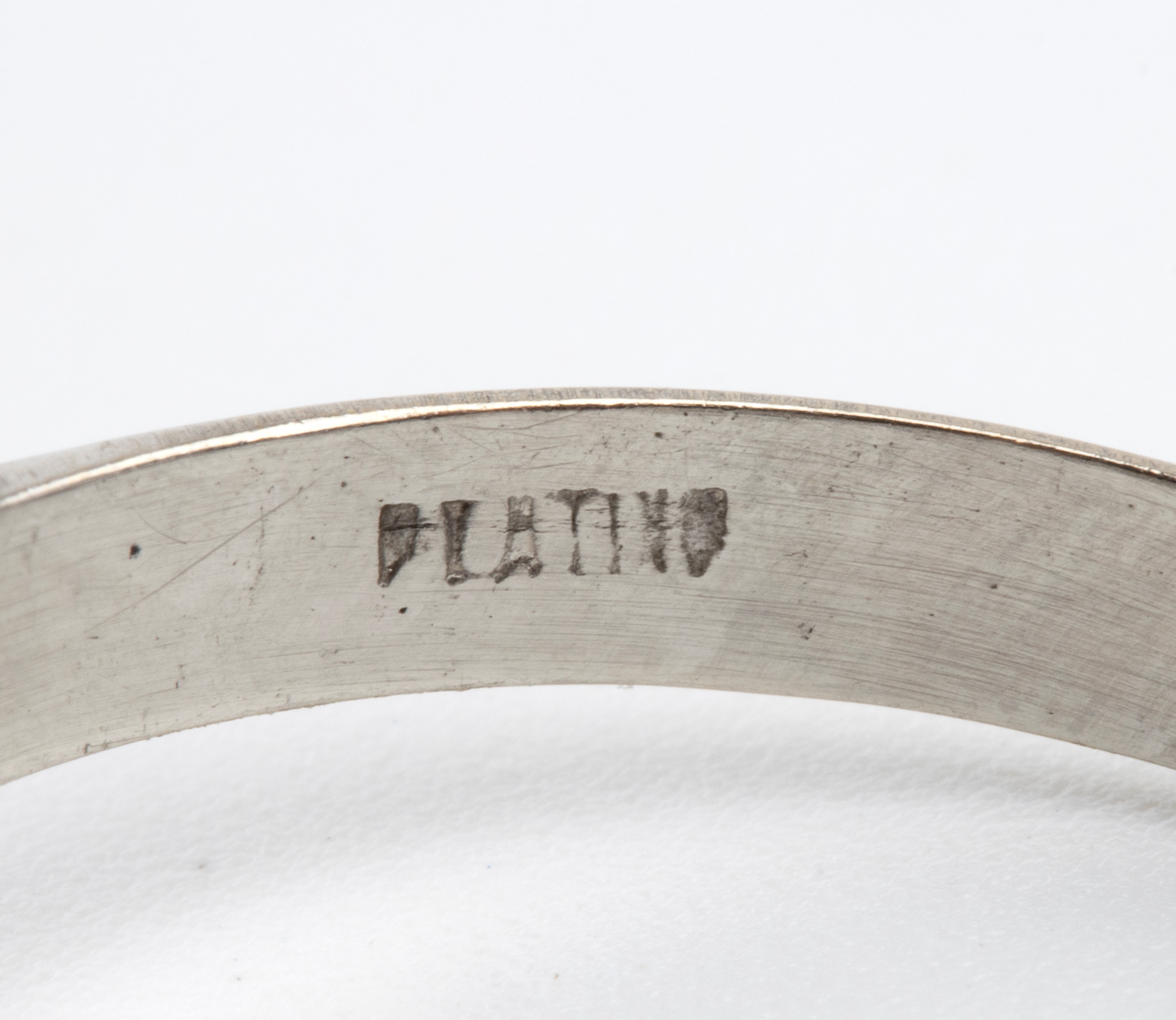 Anello in platino con diamanti