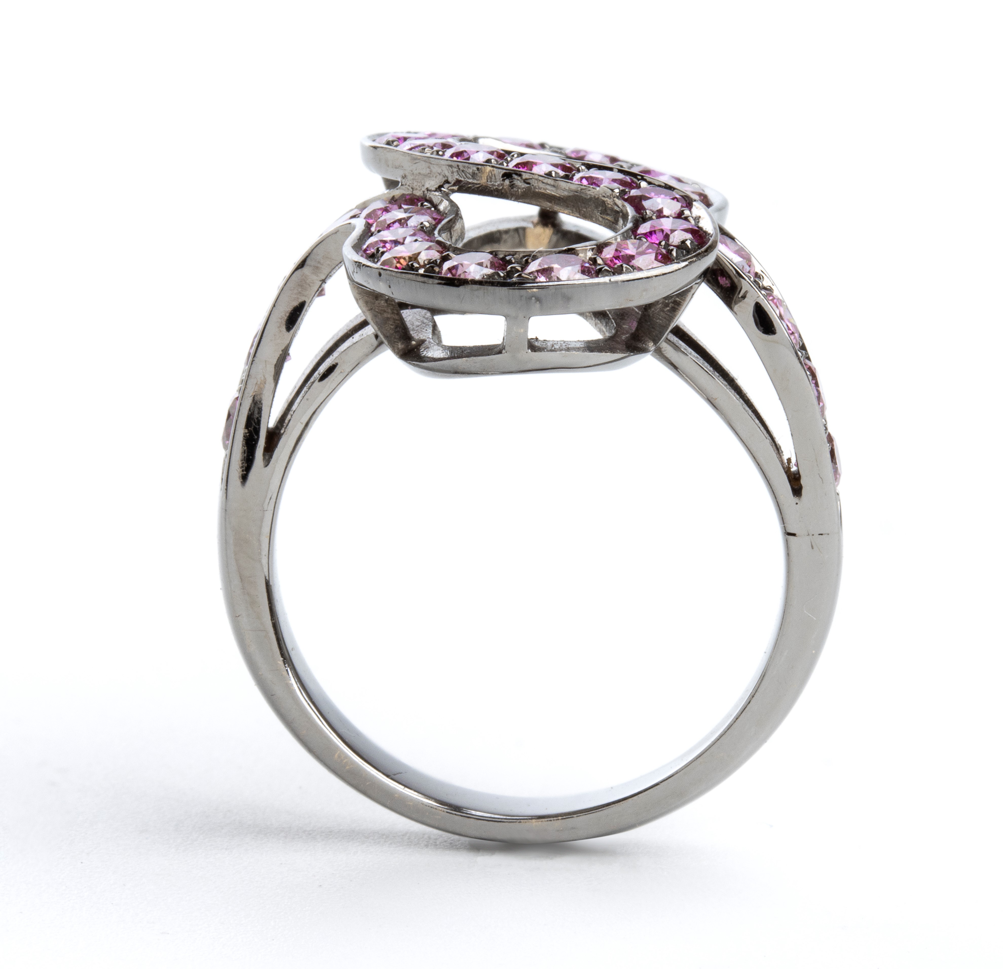 Anello in oro con diamanti viola