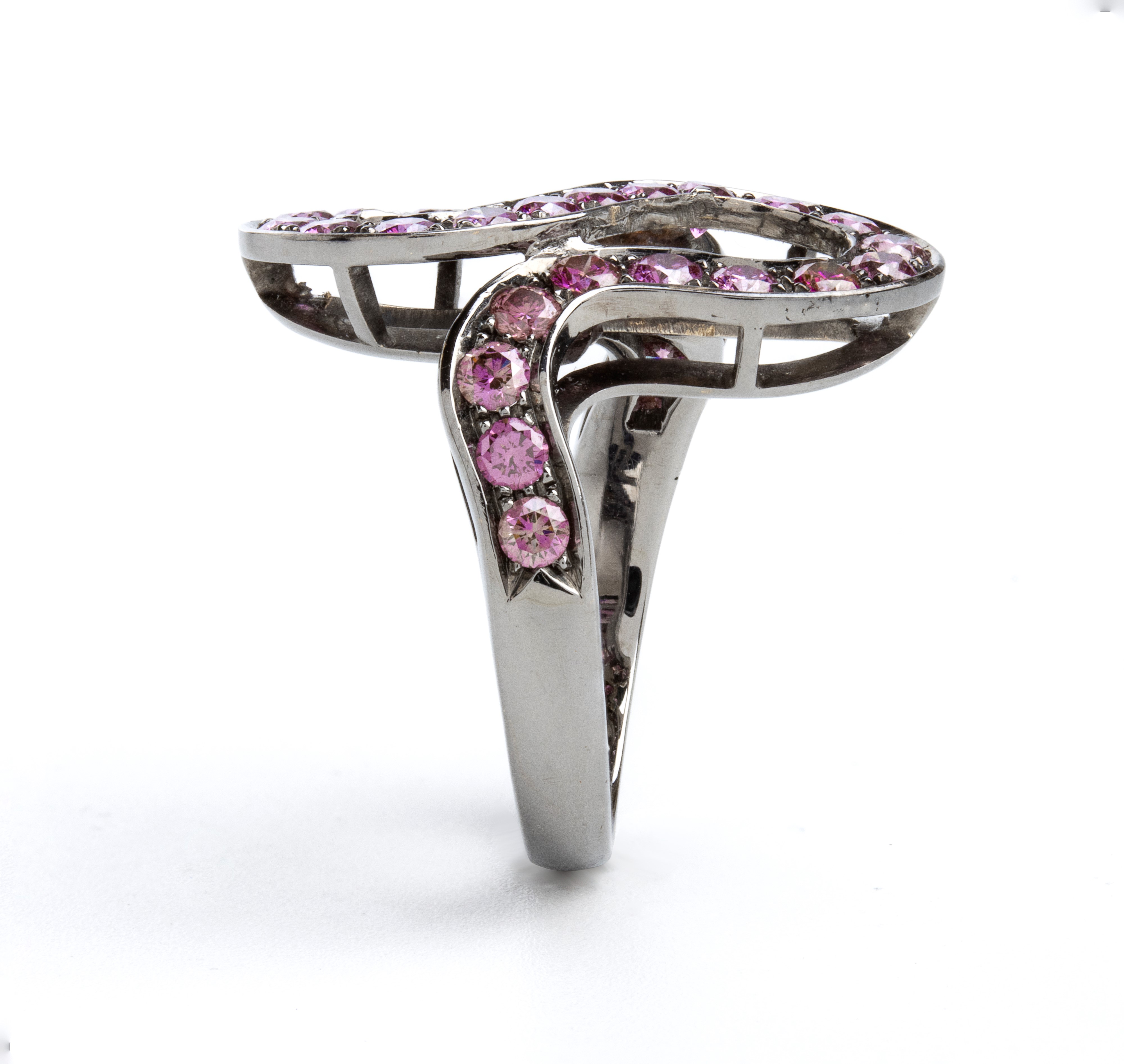 Anello in oro con diamanti viola