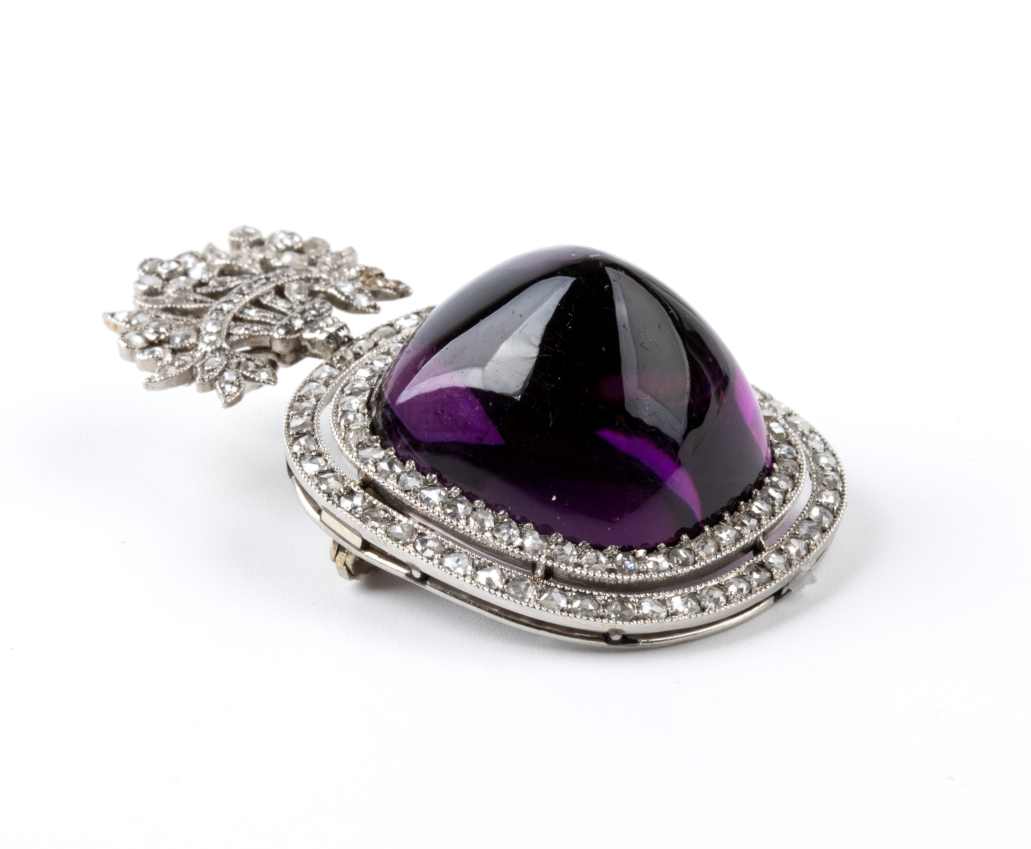 Spilla-pendente in oro bianco con grande ametista e diamanti