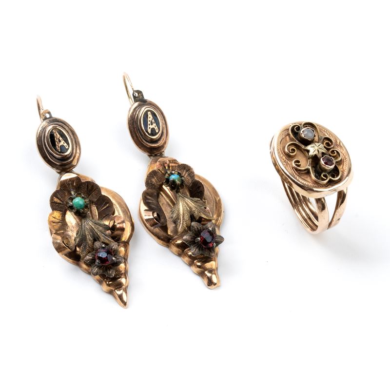 Paio di orecchini borbonici ed un anello in oro e pietre.