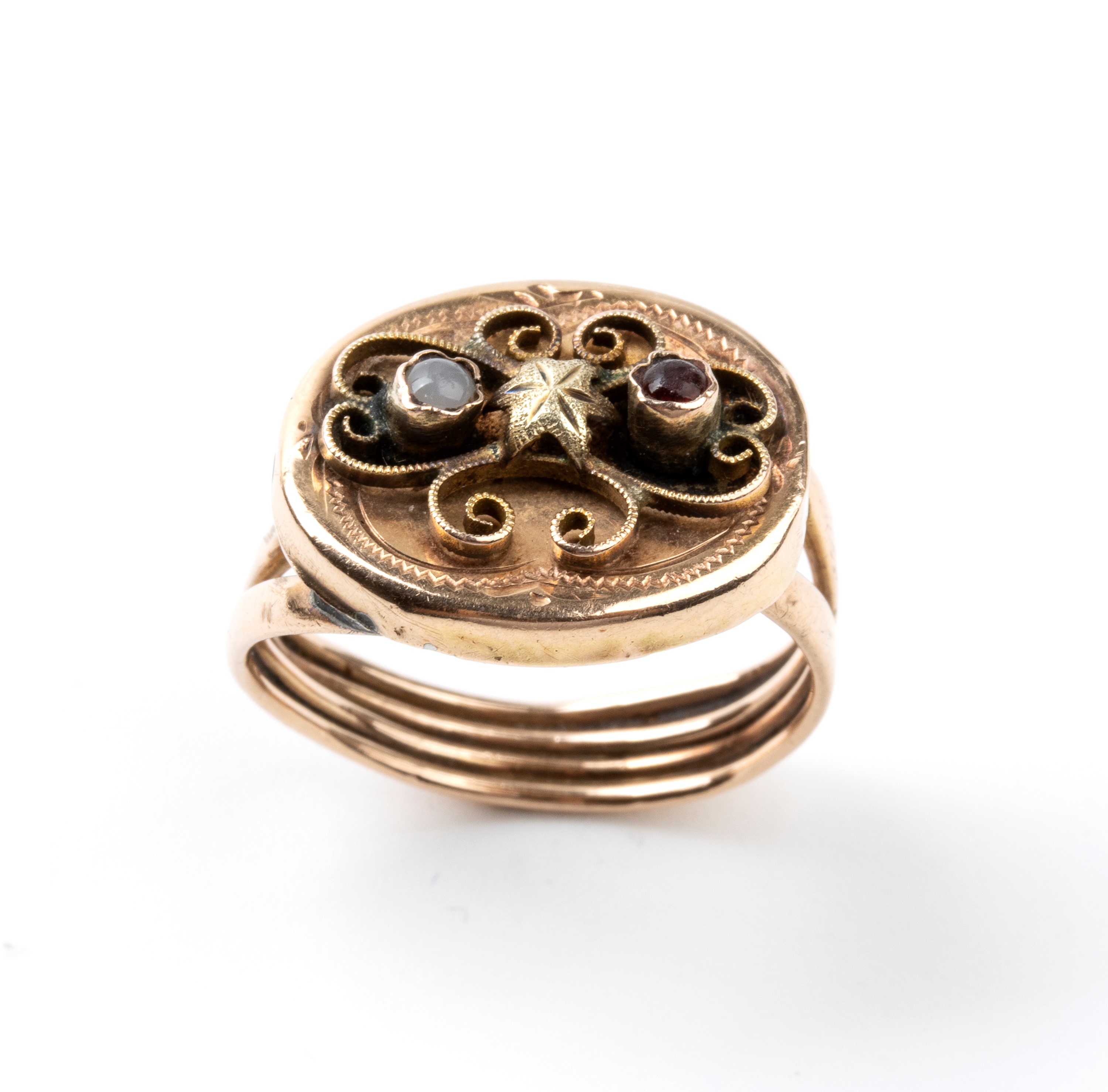 Paio di orecchini borbonici ed un anello in oro e pietre.