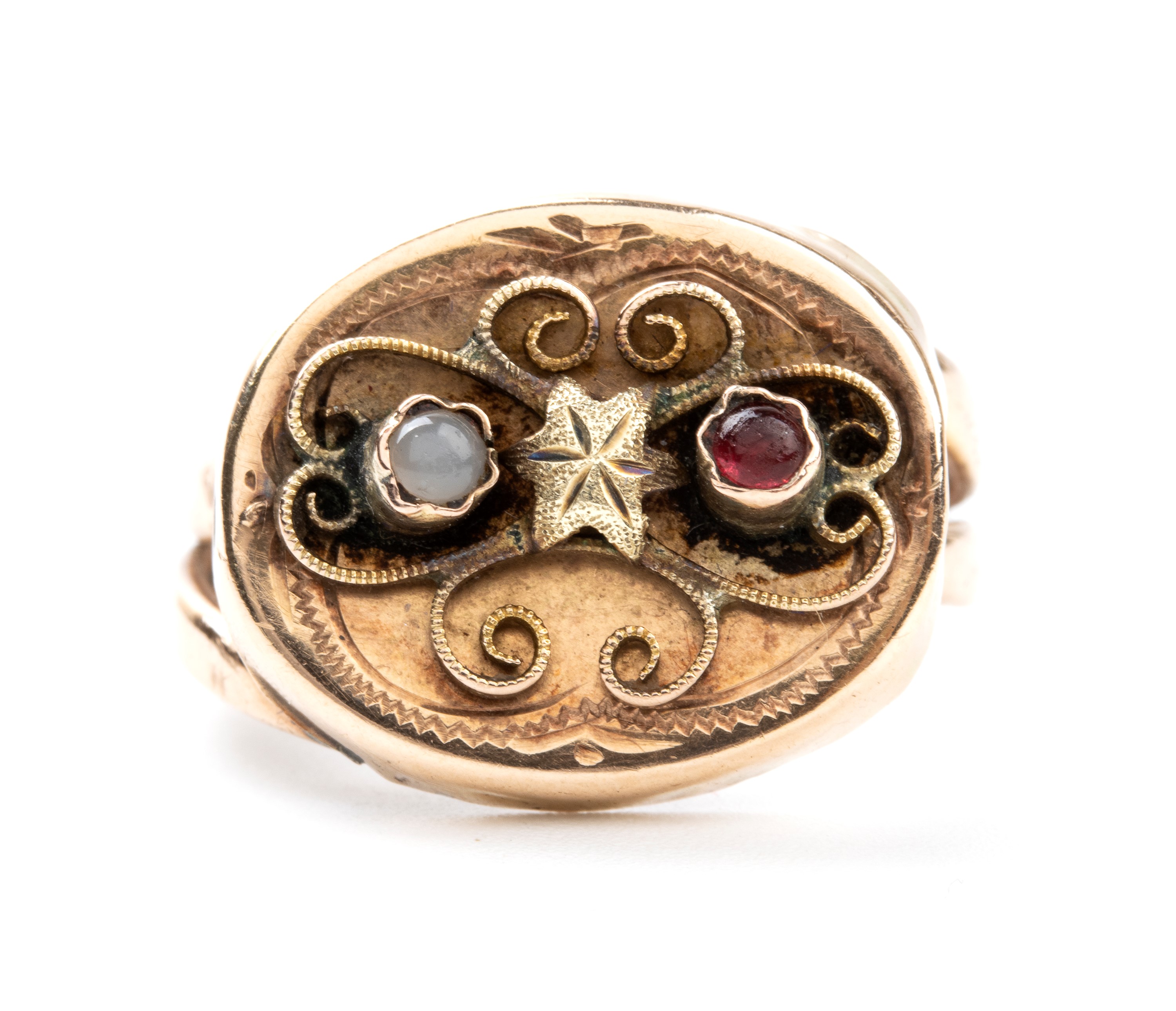 Paio di orecchini borbonici ed un anello in oro e pietre.