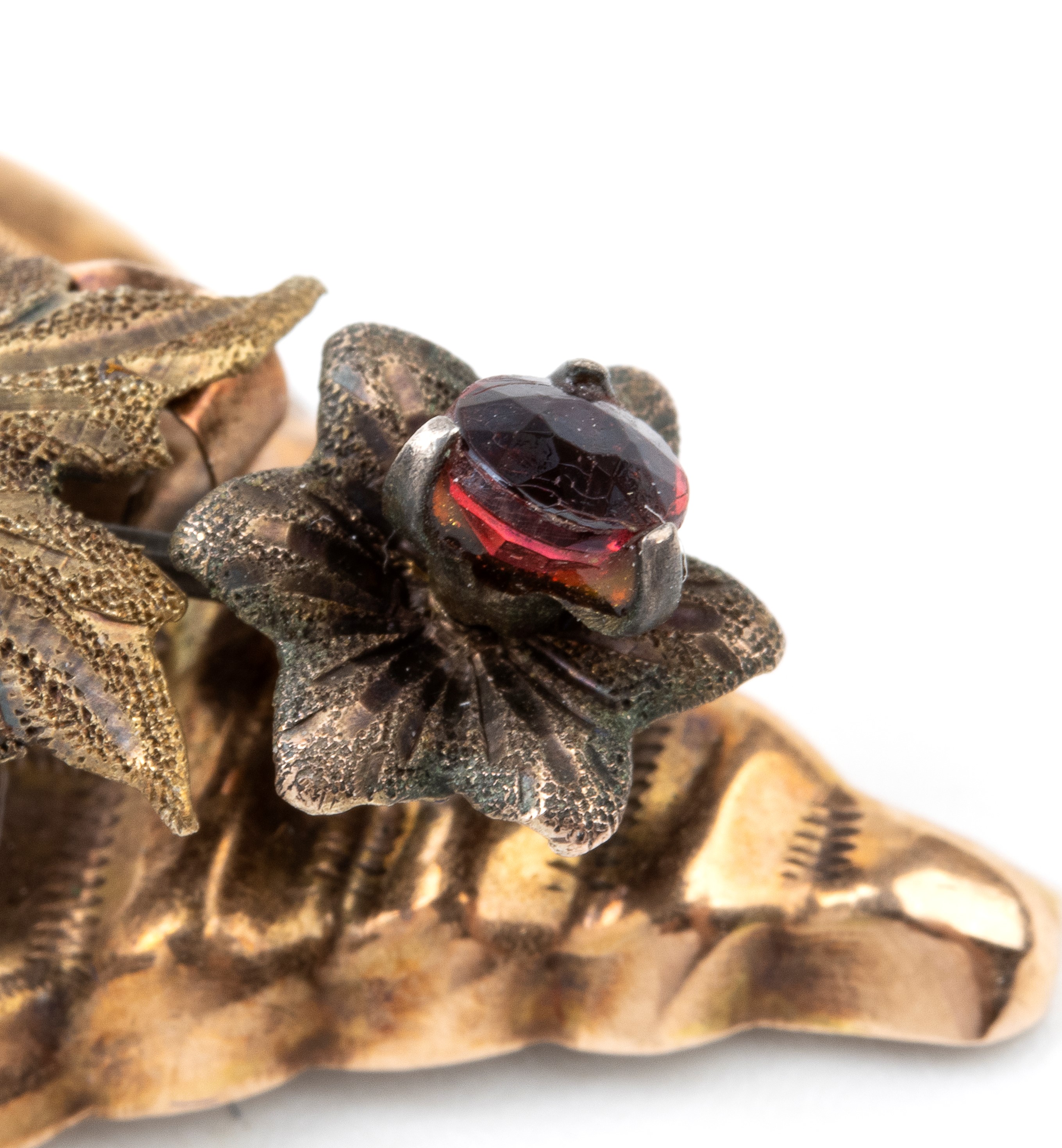 Paio di orecchini borbonici ed un anello in oro e pietre.