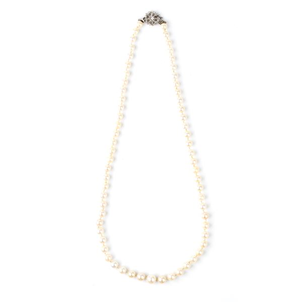 Collana di perle con chiusura in oro bianco e diamanti   