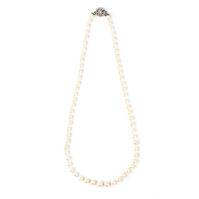 Collana di perle con chiusura in oro bianco e diamanti