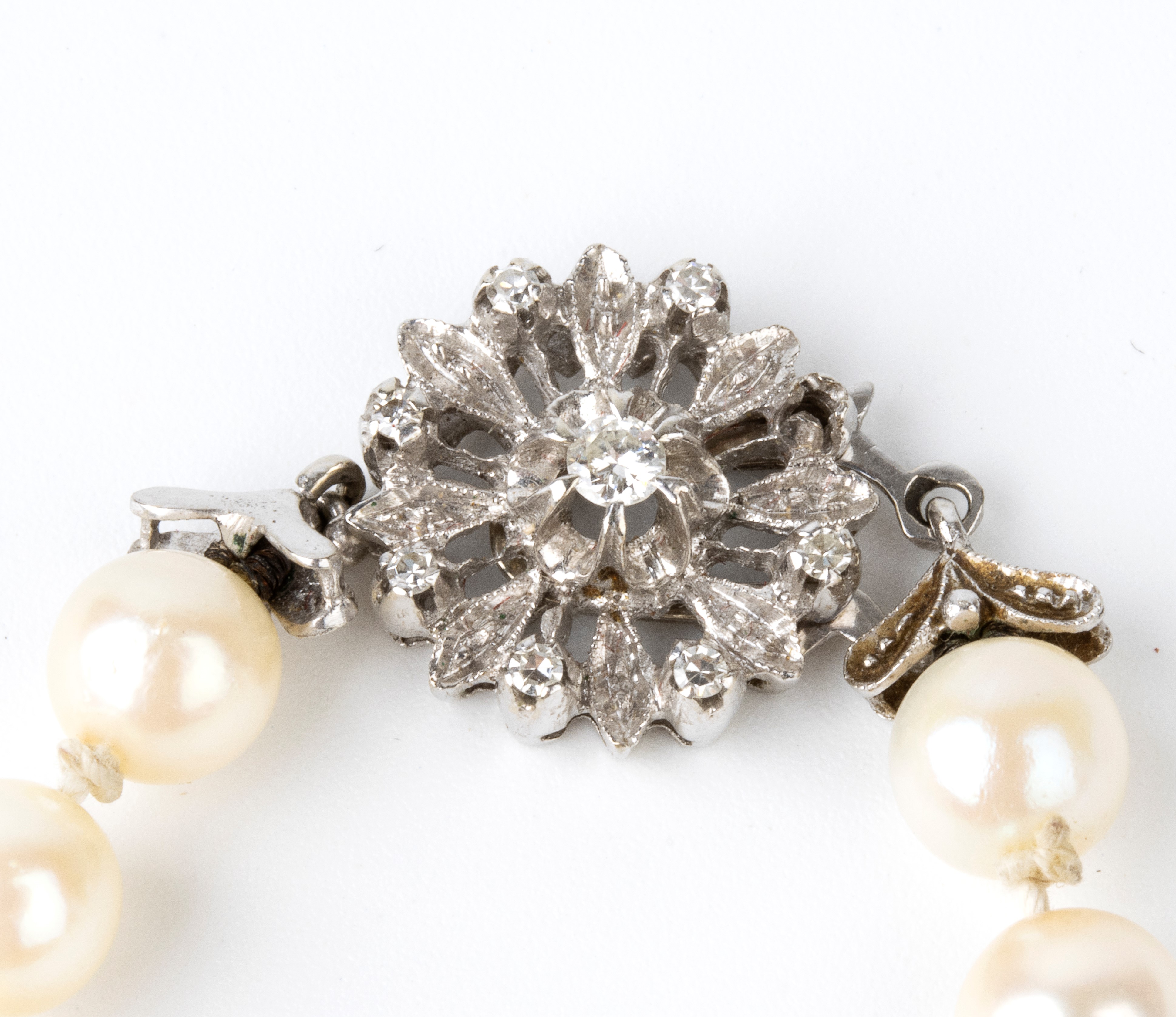 Collana di perle con chiusura in oro bianco e diamanti